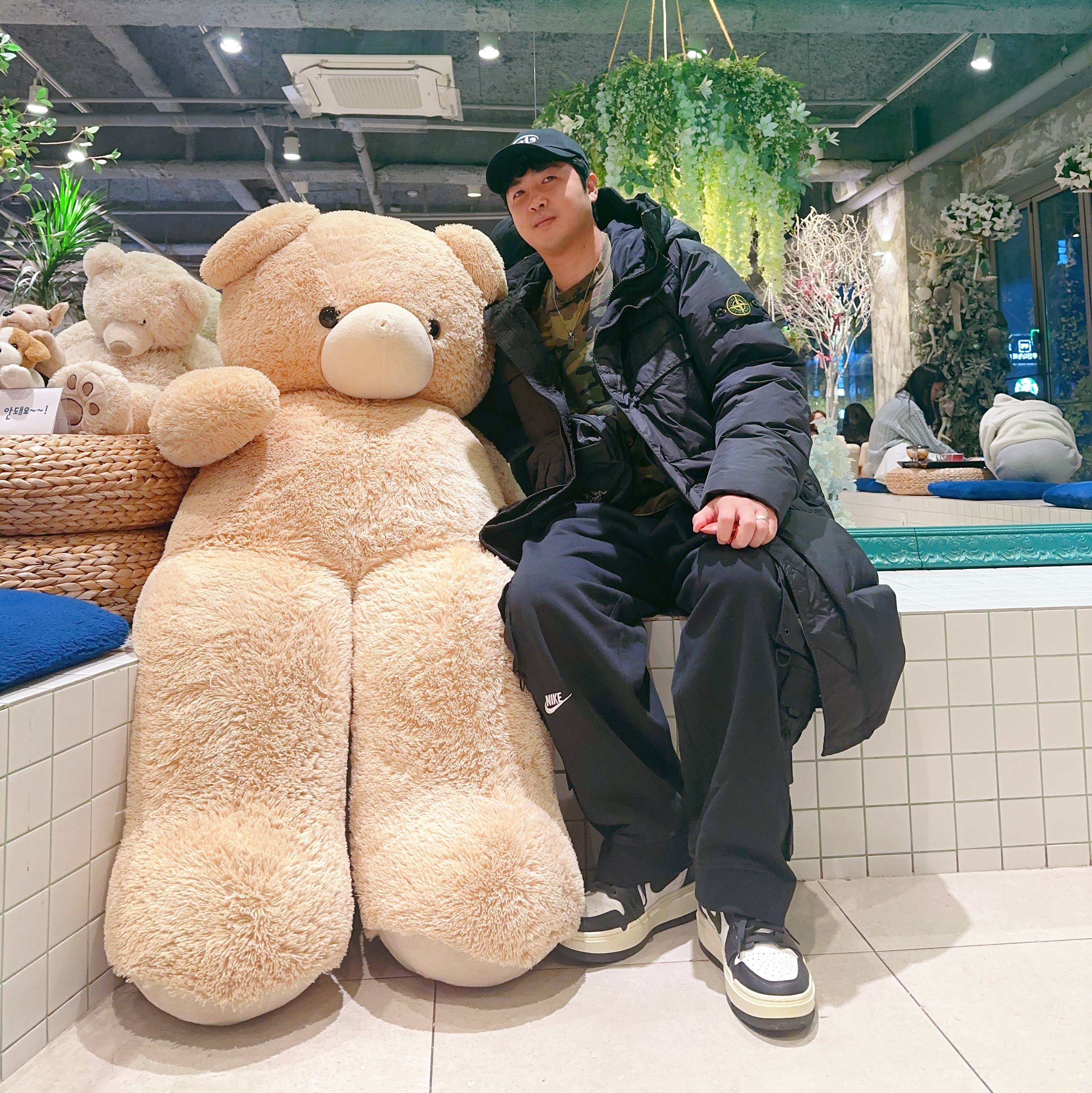 Stone Island 70123 Crinkle Reps Hooded Long Down Jacket Black - 22FW, Arc'teryx Heliad 6 Crossbody Bag Black 착용 스타일