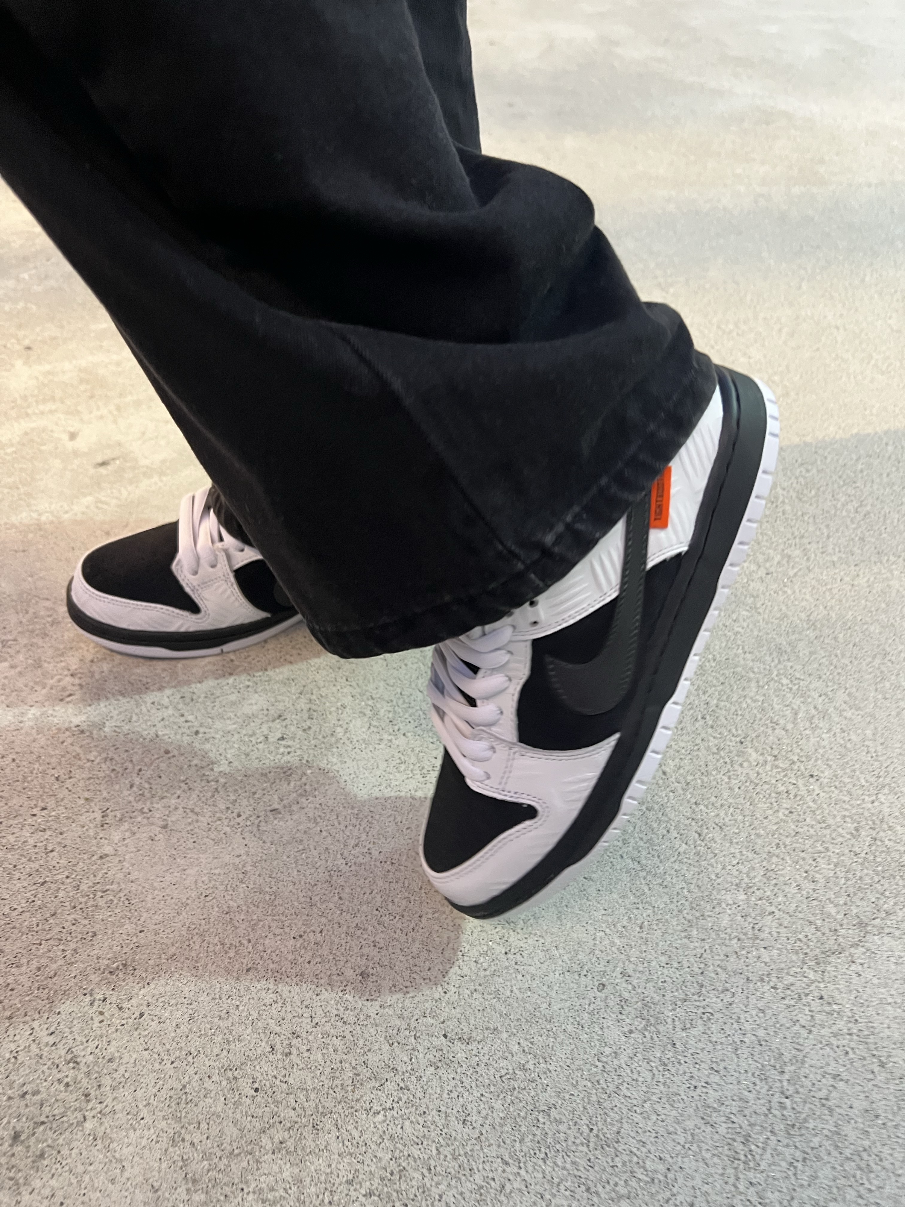 Supreme x Bless Crewneck Black - 23FW, Nike x Tightbooth SB Dunk Low Pro Black and White 착용 스타일 - 4