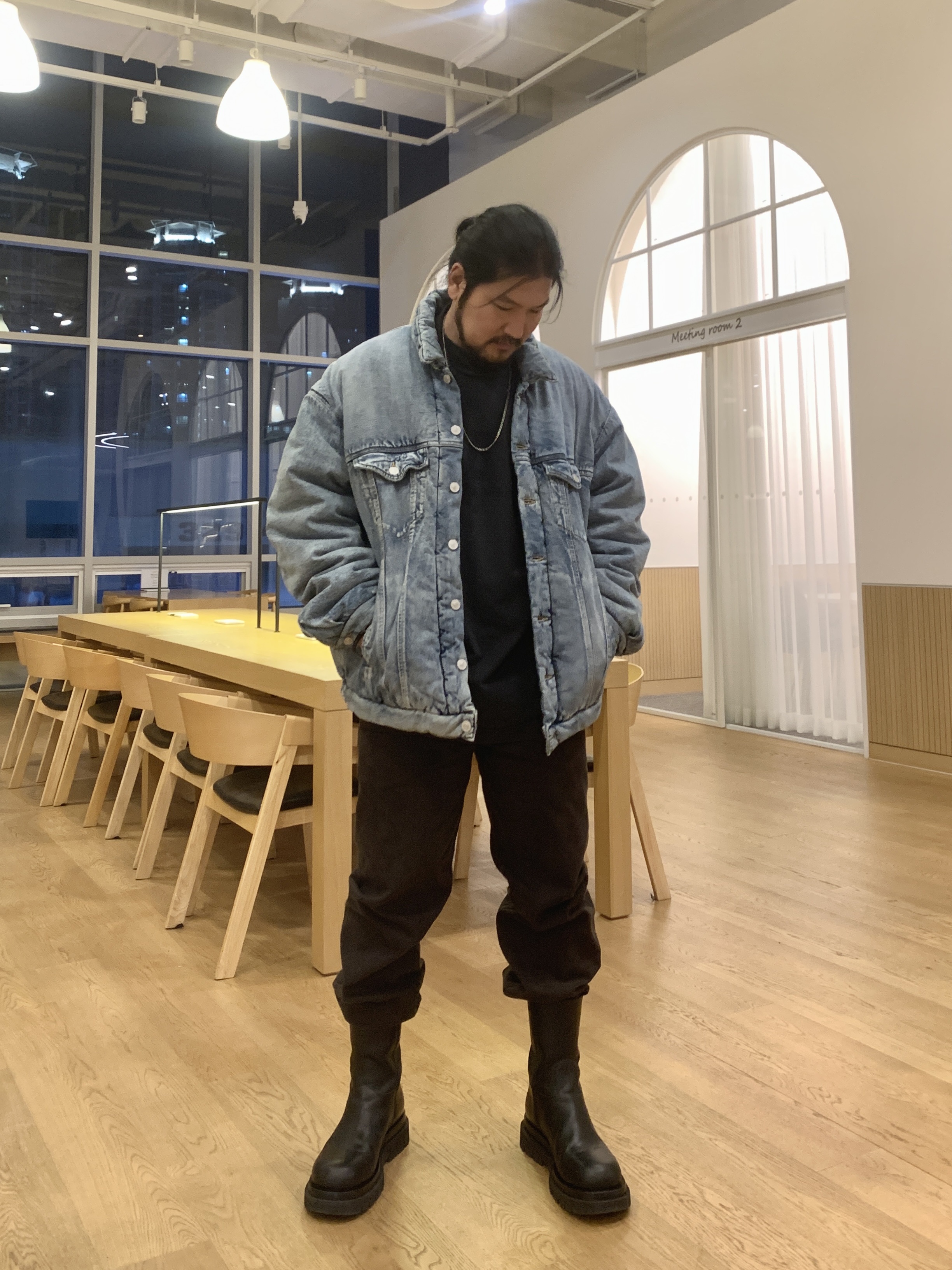 Balenciaga Padded Jacket Light Blue, Bottega Veneta Lug Boot Black 착용 스타일 - 1