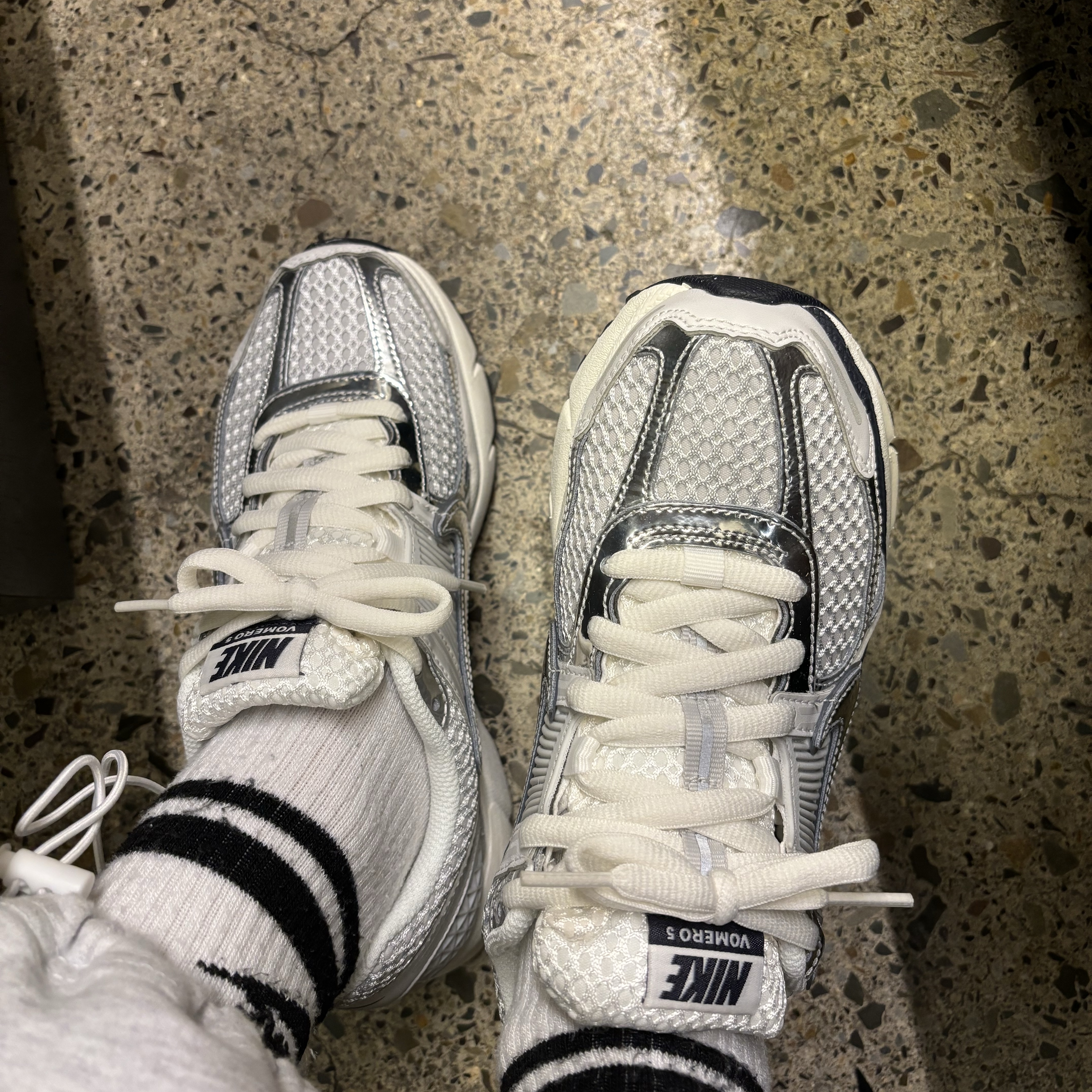 (W) Nike Zoom Vomero 5 Photon Dust and Metallic Silver 착용 스타일 - 2