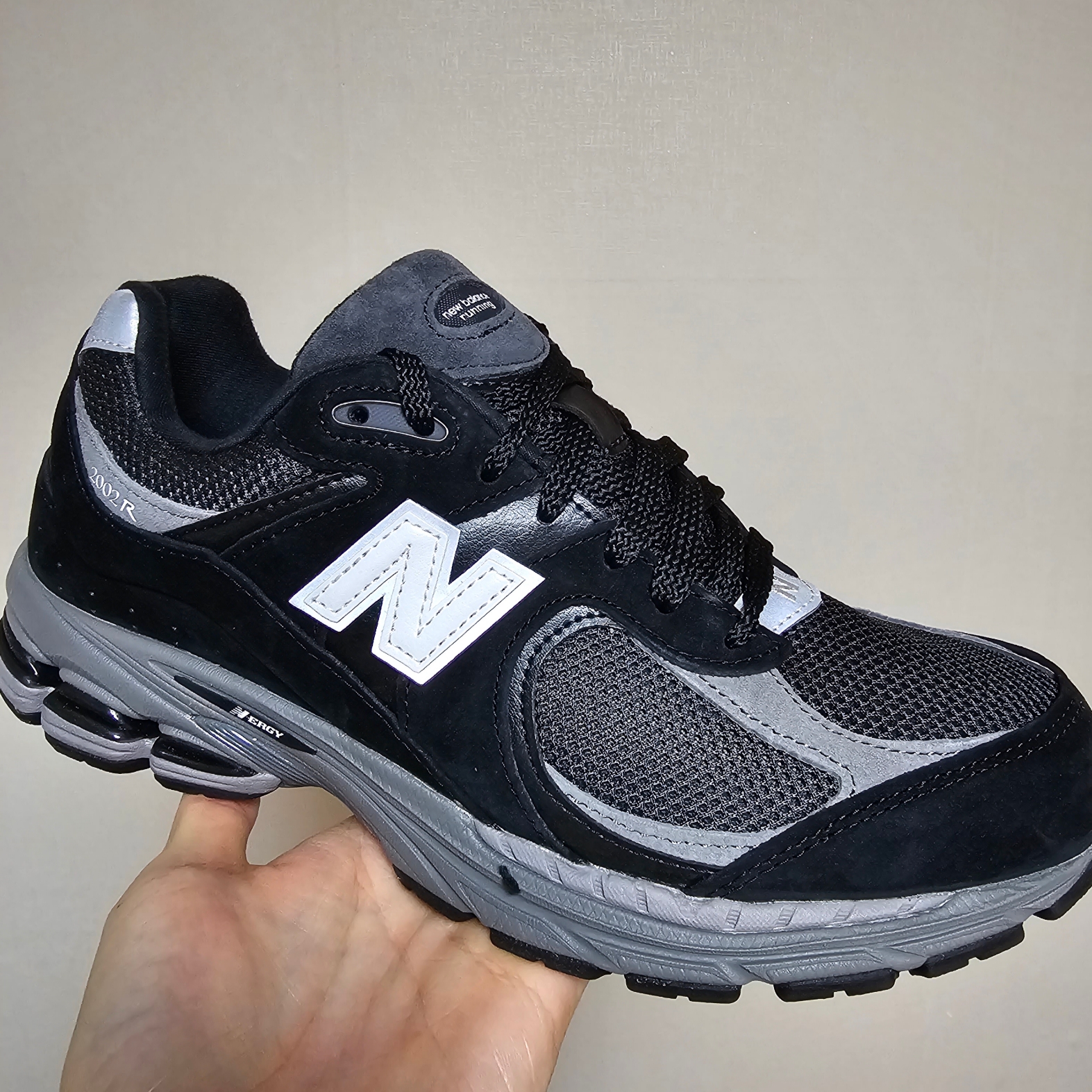 New Balance 2002R Black Dark Grey - JD Sports Exclusive 착용 스타일 - 1