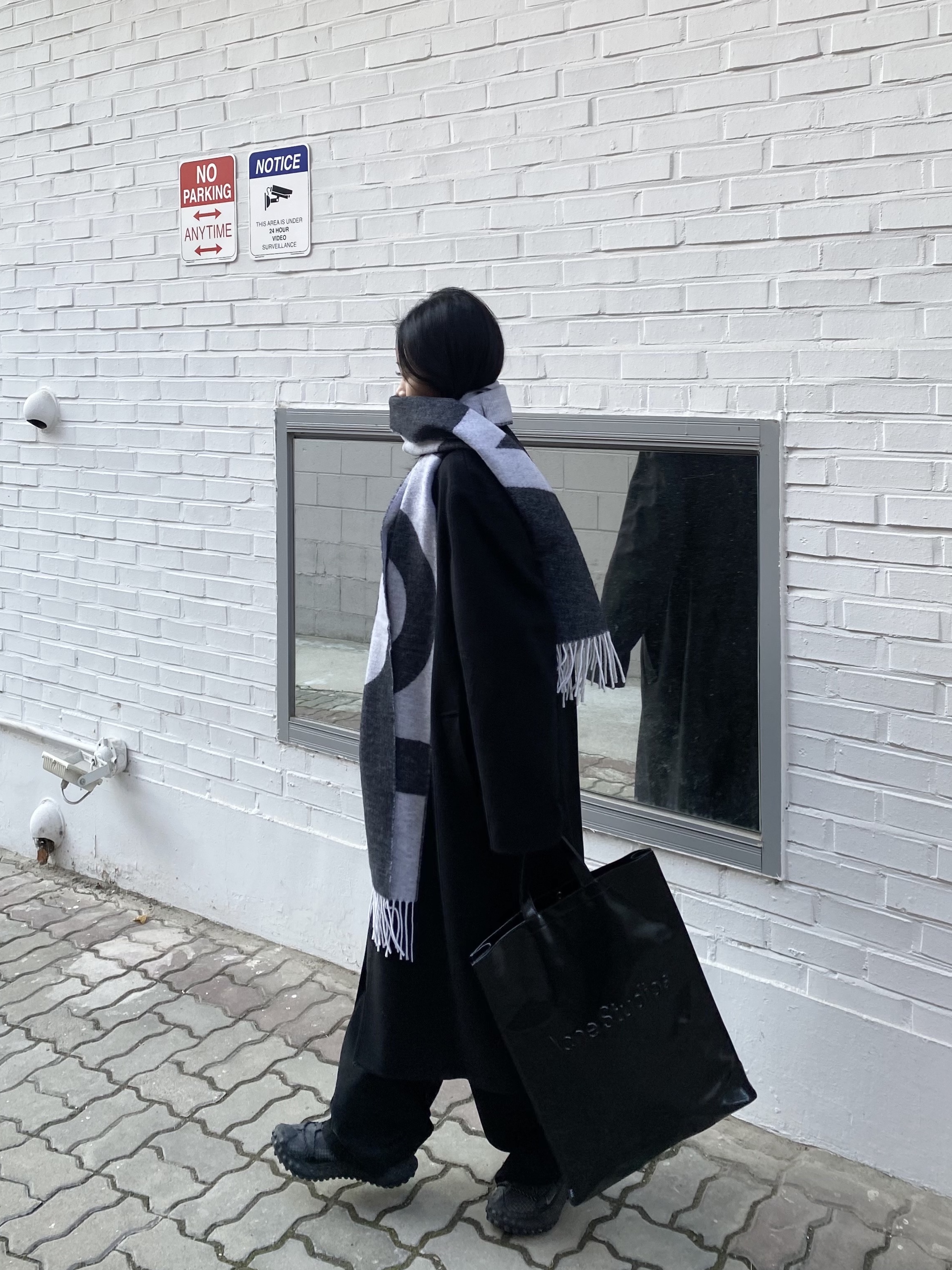 A.P.C. Malo Muffler Black, Nike ACG Mountain Fly Low Black 착용 스타일