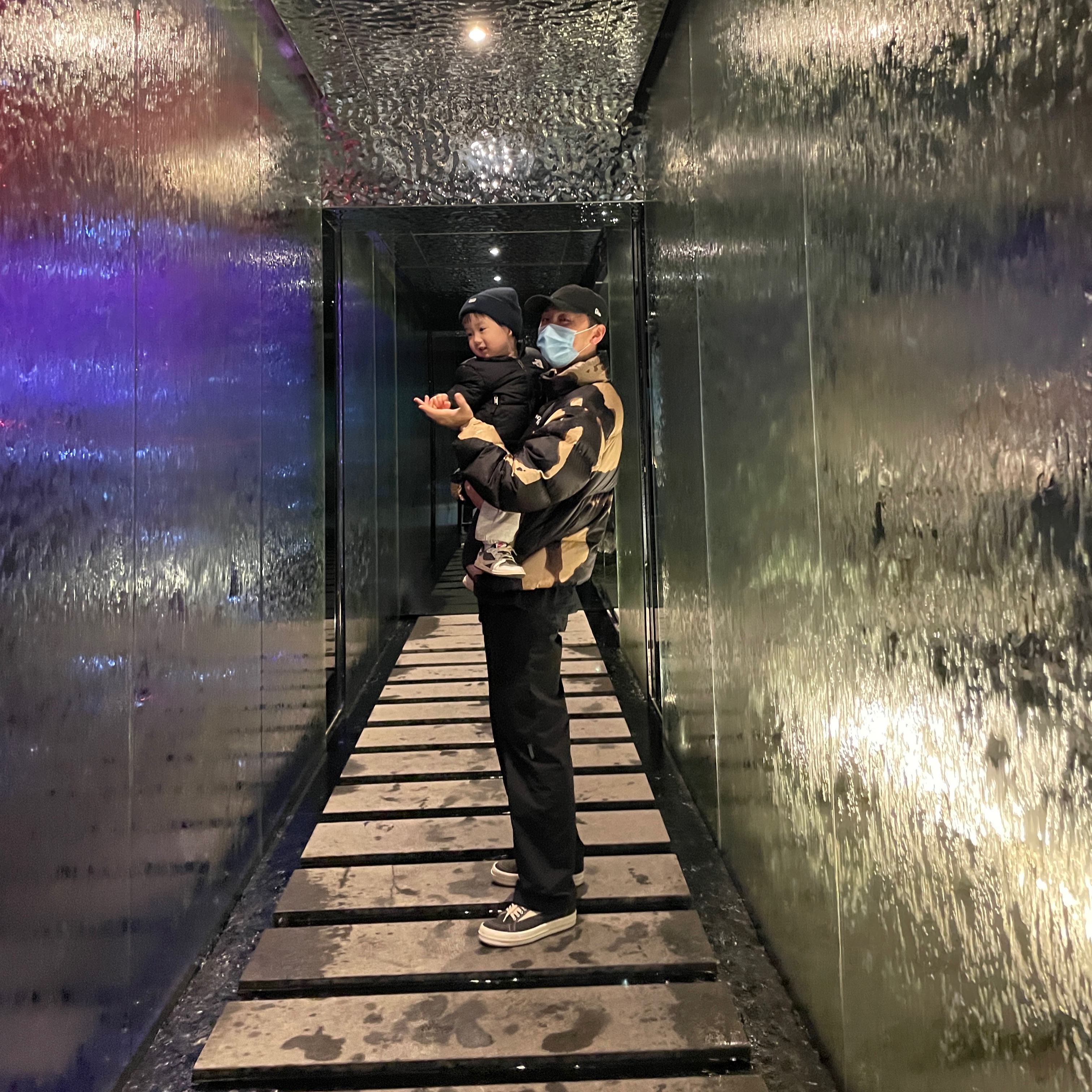 Supreme x The North Face Bleached Denim Print Nuptse Jacket Black - 21FW, Rick Owens Drkshdw Suede Vintage Sneakers Dark Dust Pearl Milk White 착용 스타일