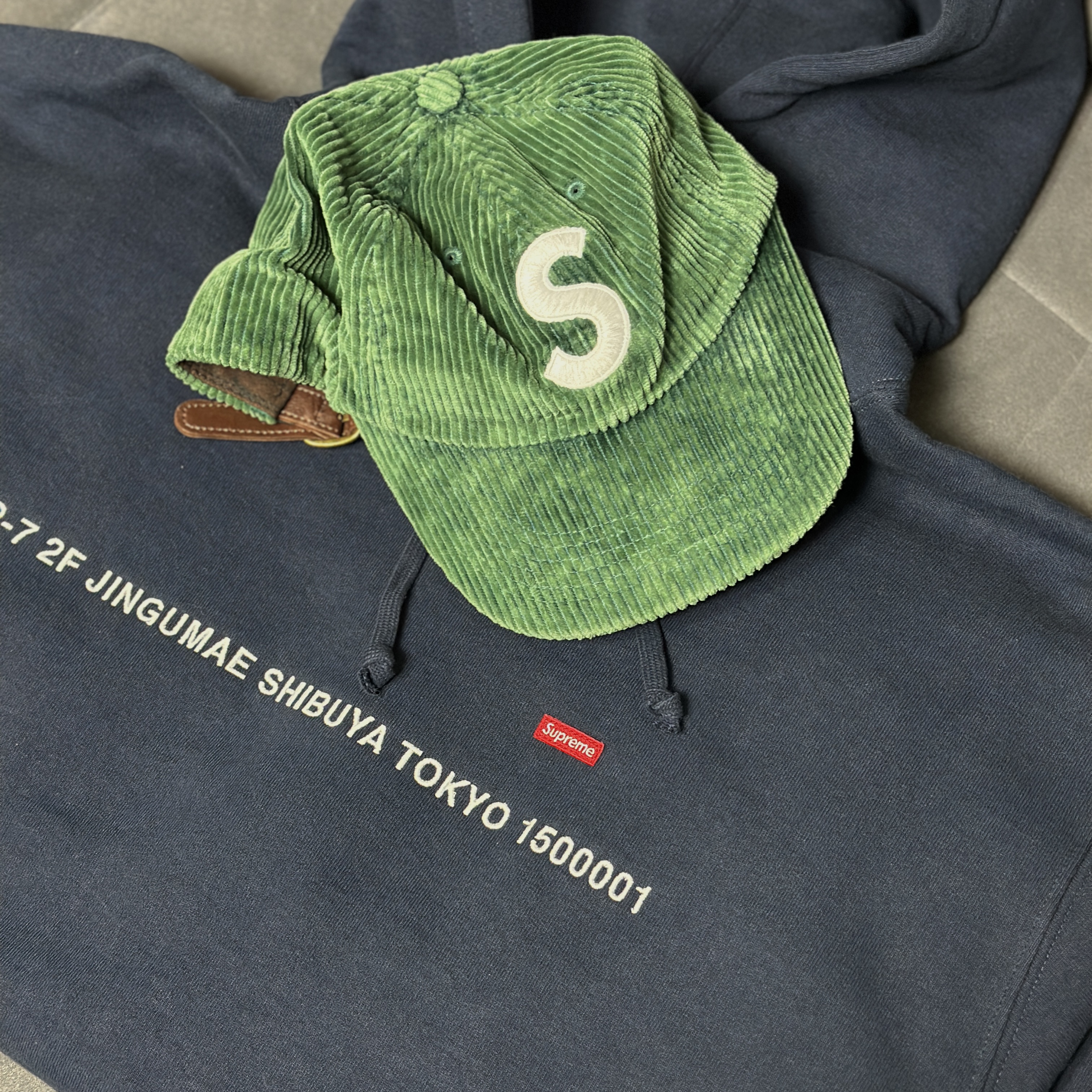 Supreme Tokyo Shop Small Box Hooded Sweatshirt Navy - 23FW, Supreme Corduroy S Logo 6-Panel Green - 23FW 착용 스타일