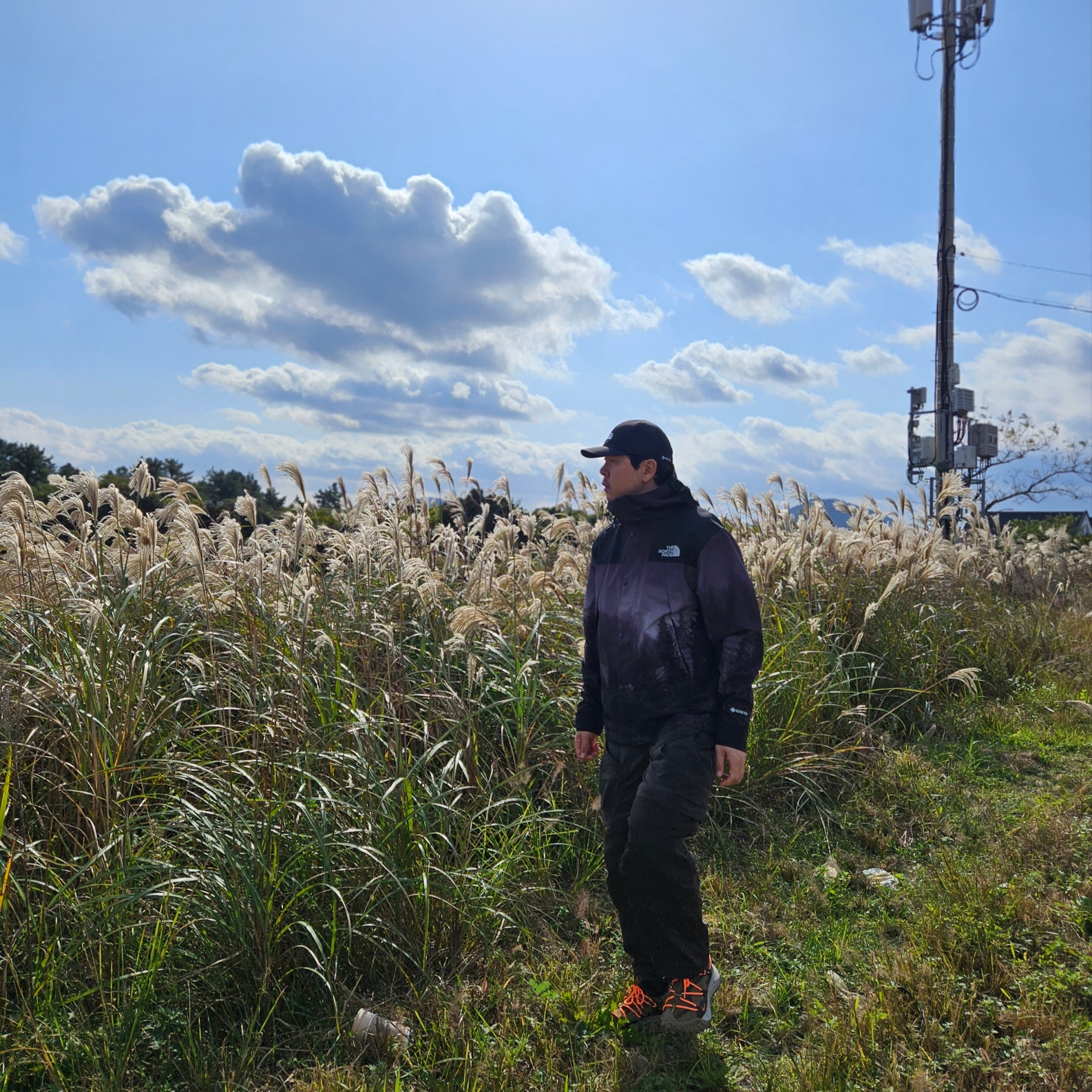 The North Face Eco Gore-Tex Mountain Vista Jacket Dark Gray, Nike Dri-Fit ACG Goat Rocks Long Sleeve T-Shirt Moon Fossil - Asia 착용 스타일 - 1