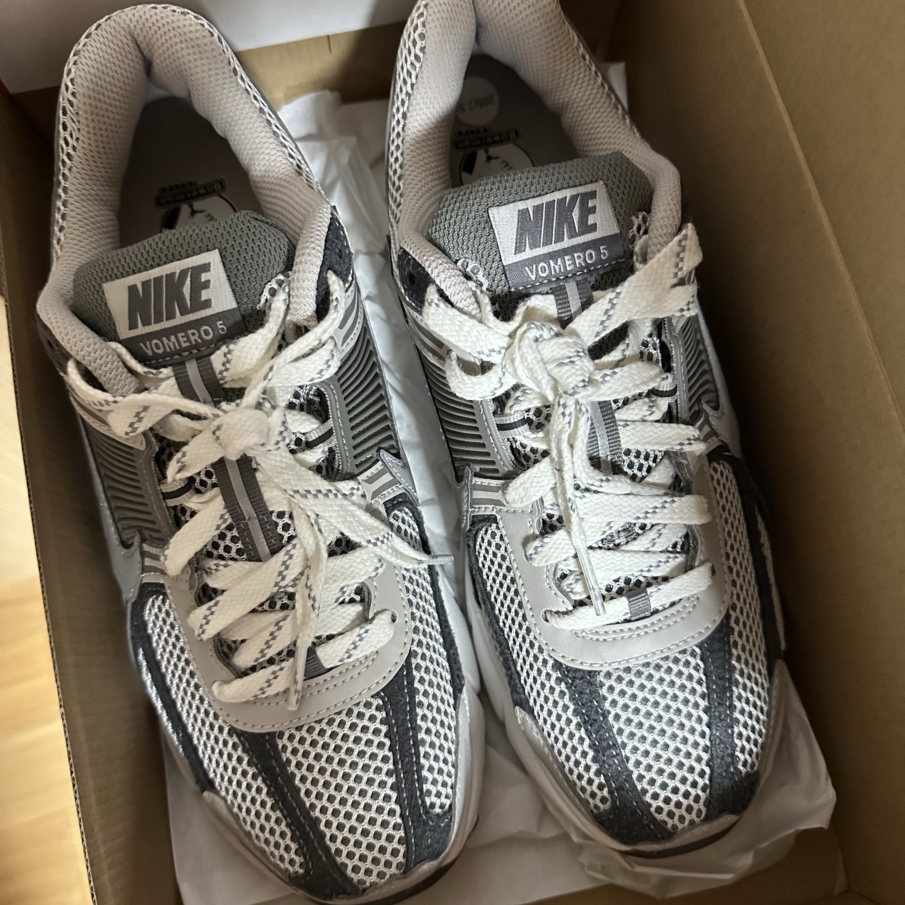 Nike Zoom Vomero 5 PRM Light Iron Ore and Flat Fewter 착용 스타일