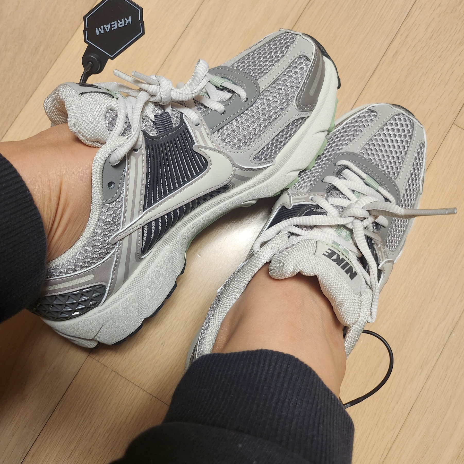(W) Nike Zoom Vomero 5 Cobblestone and Flat Pewter 착용 스타일 - 2