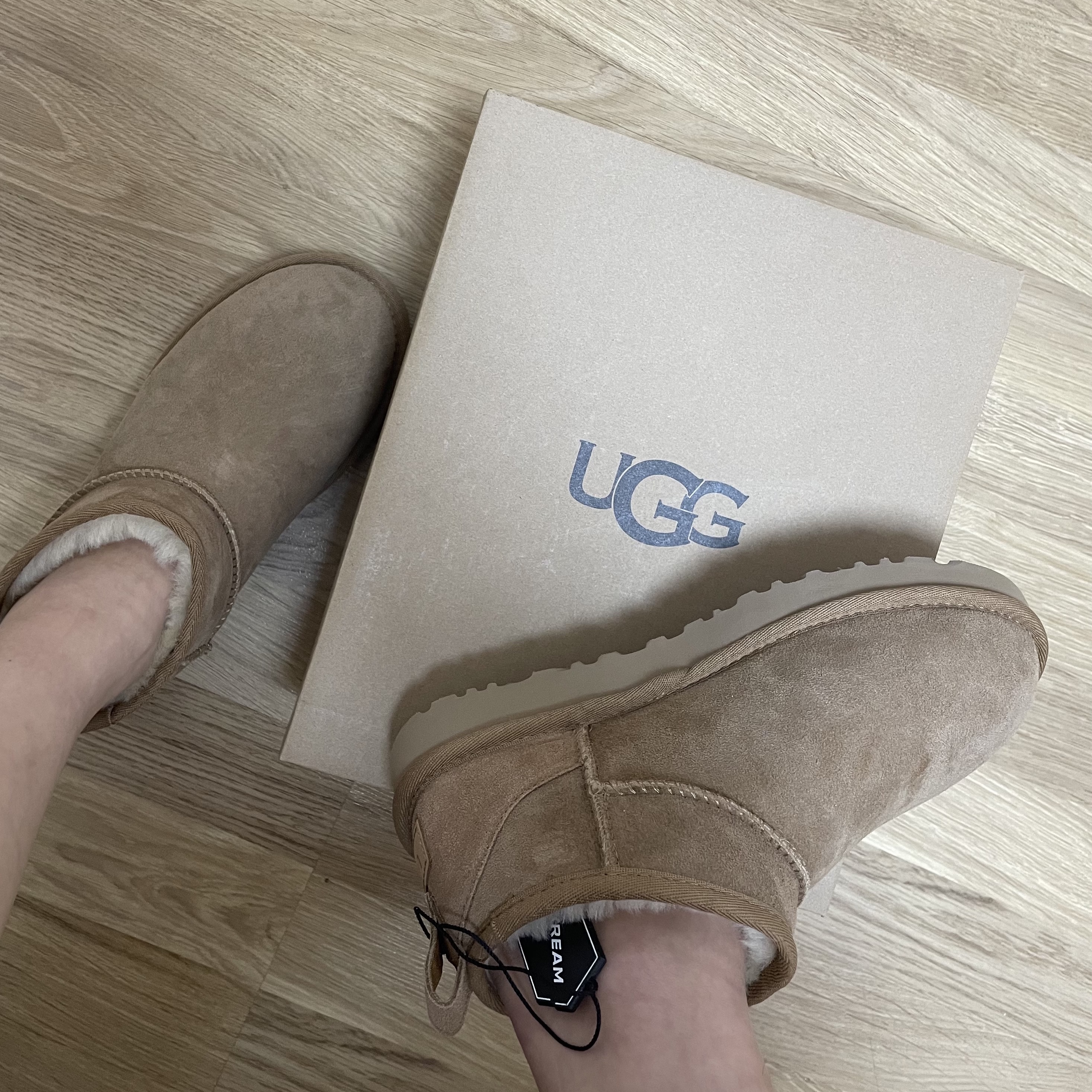 (W) UGG Classic Ultra Mini Boots Chestnut 착용 스타일