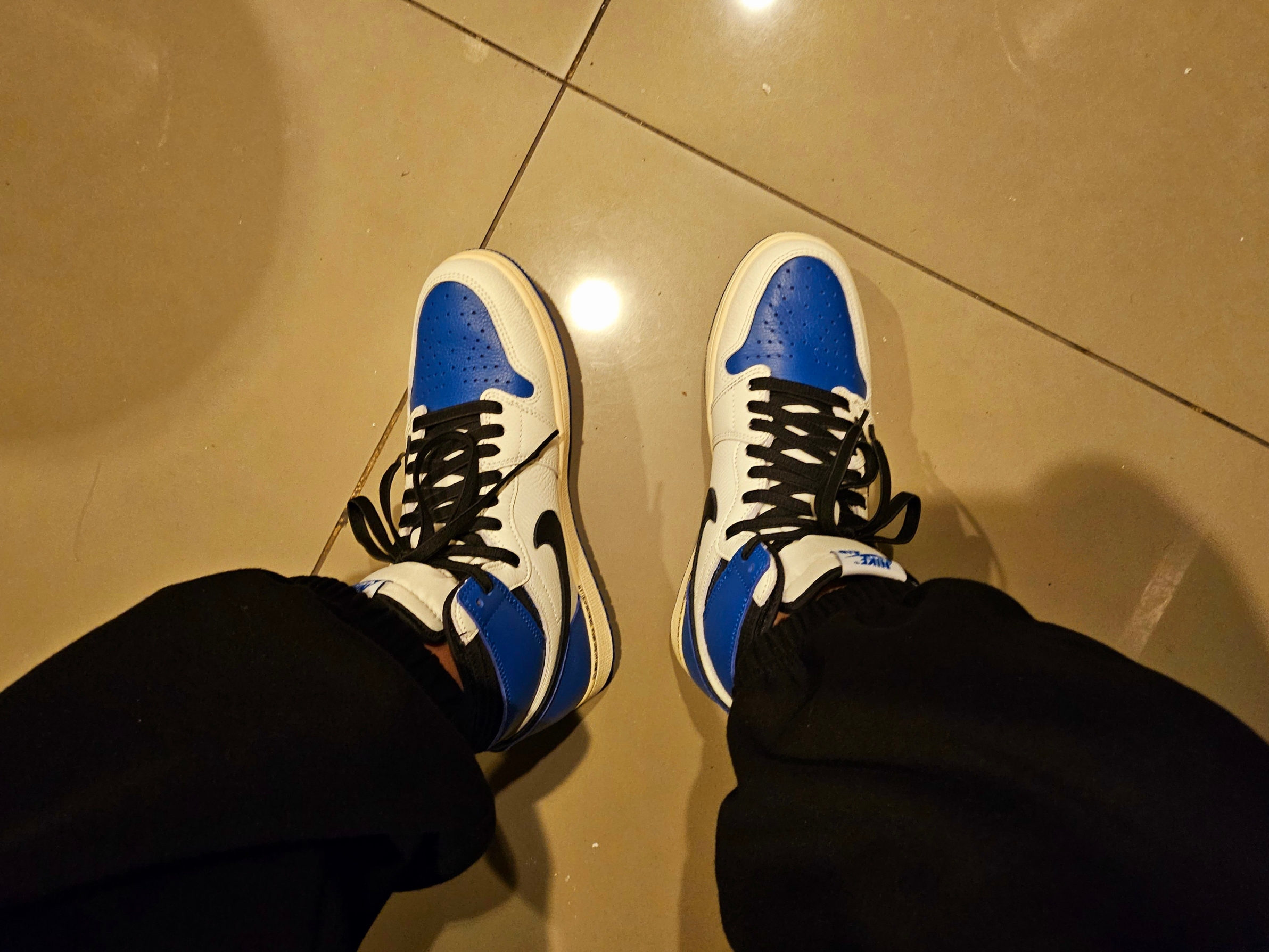 Jordan 1 x Travis Scott x Fragment Retro High OG SP Military Blue 착용 스타일 - 3