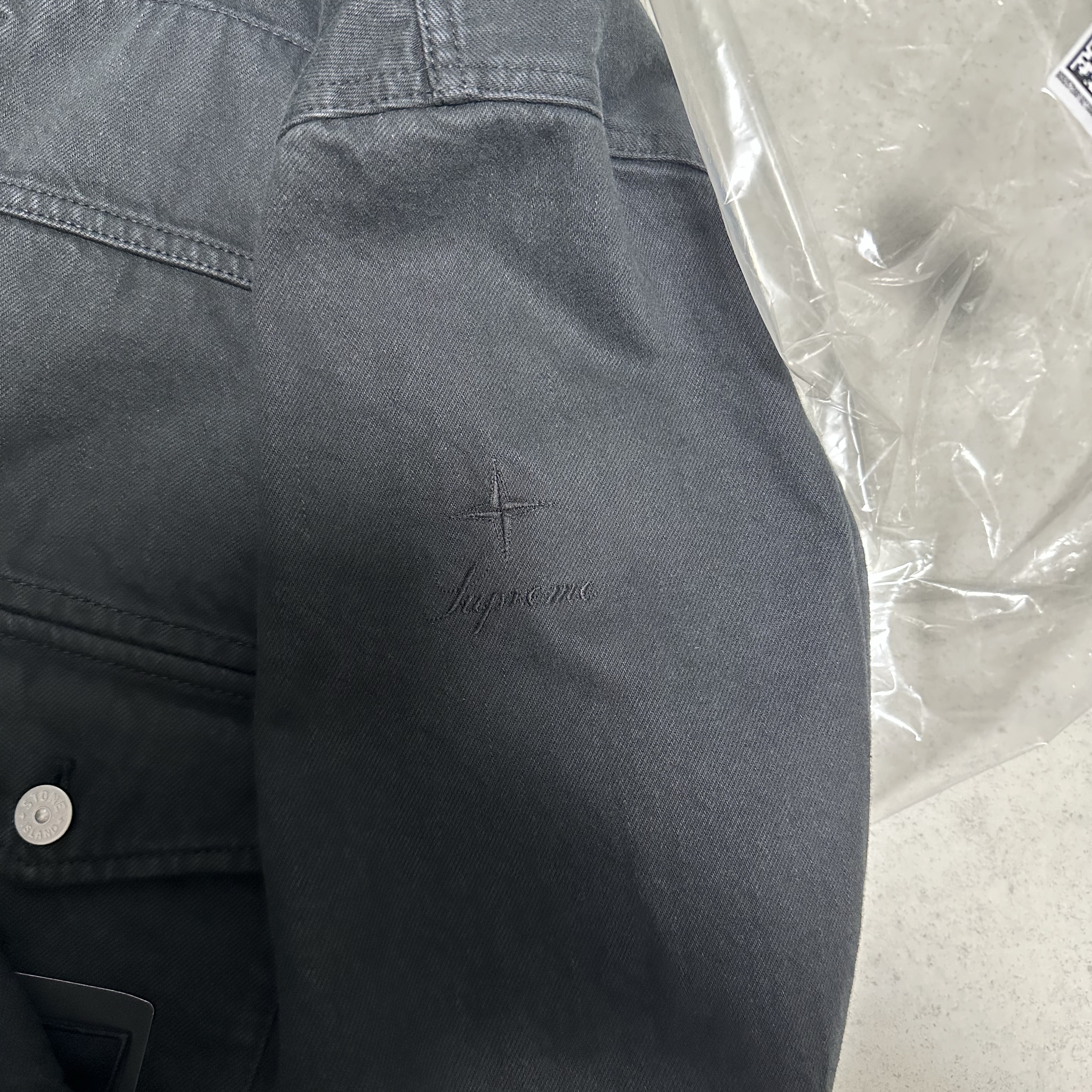 Supreme x Stone Island Denim Trucker Jacket Black - 23FW 착용 스타일 - 2
