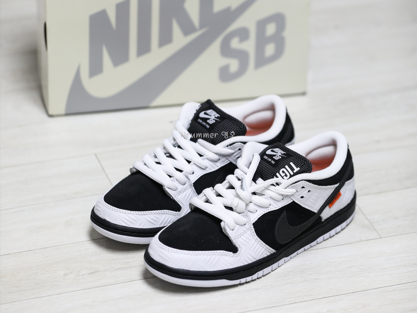 Nike x Tightbooth SB Dunk Low Pro Black and White 착용 스타일