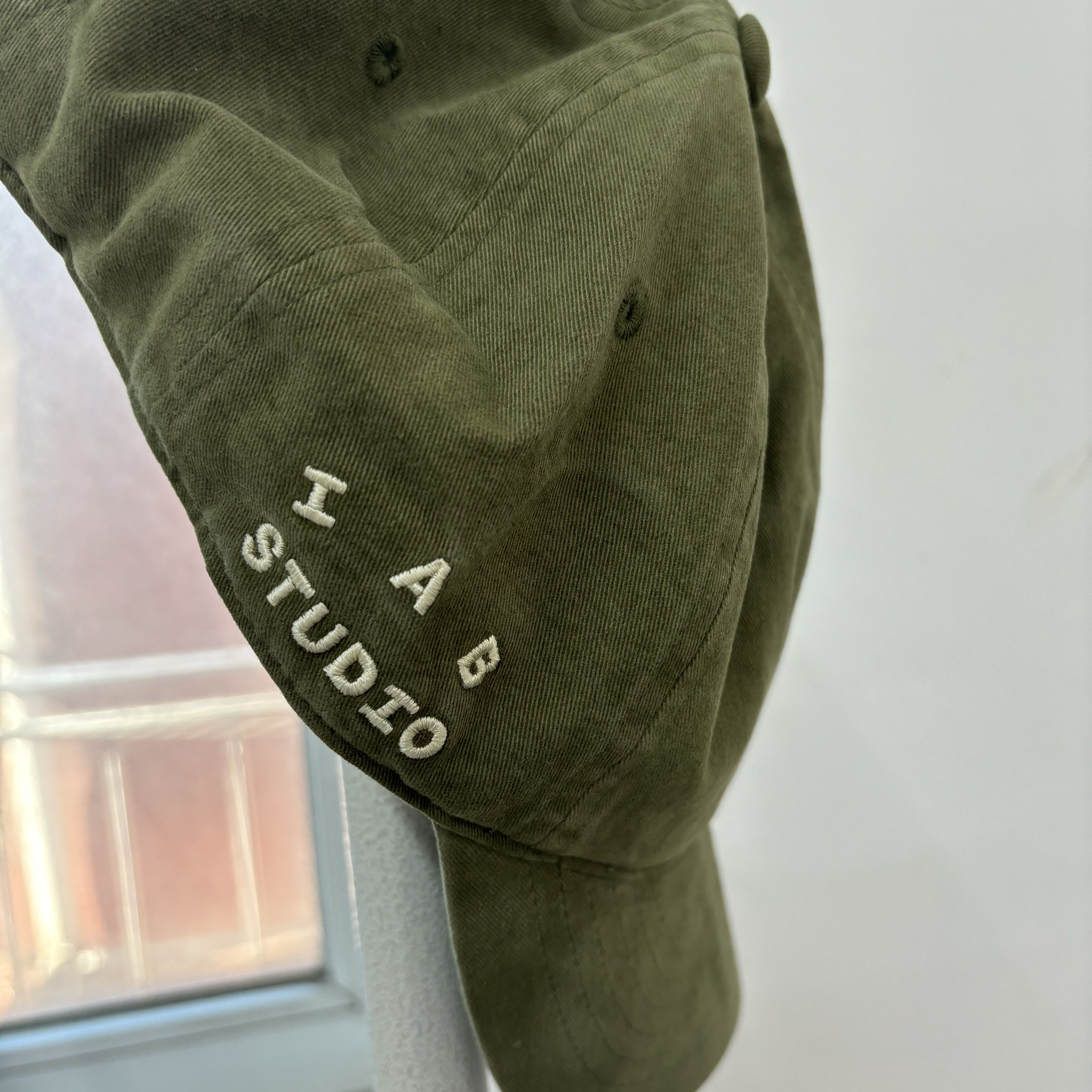 IAB Studio x D.P. Washed Cap Ash Green 착용 스타일