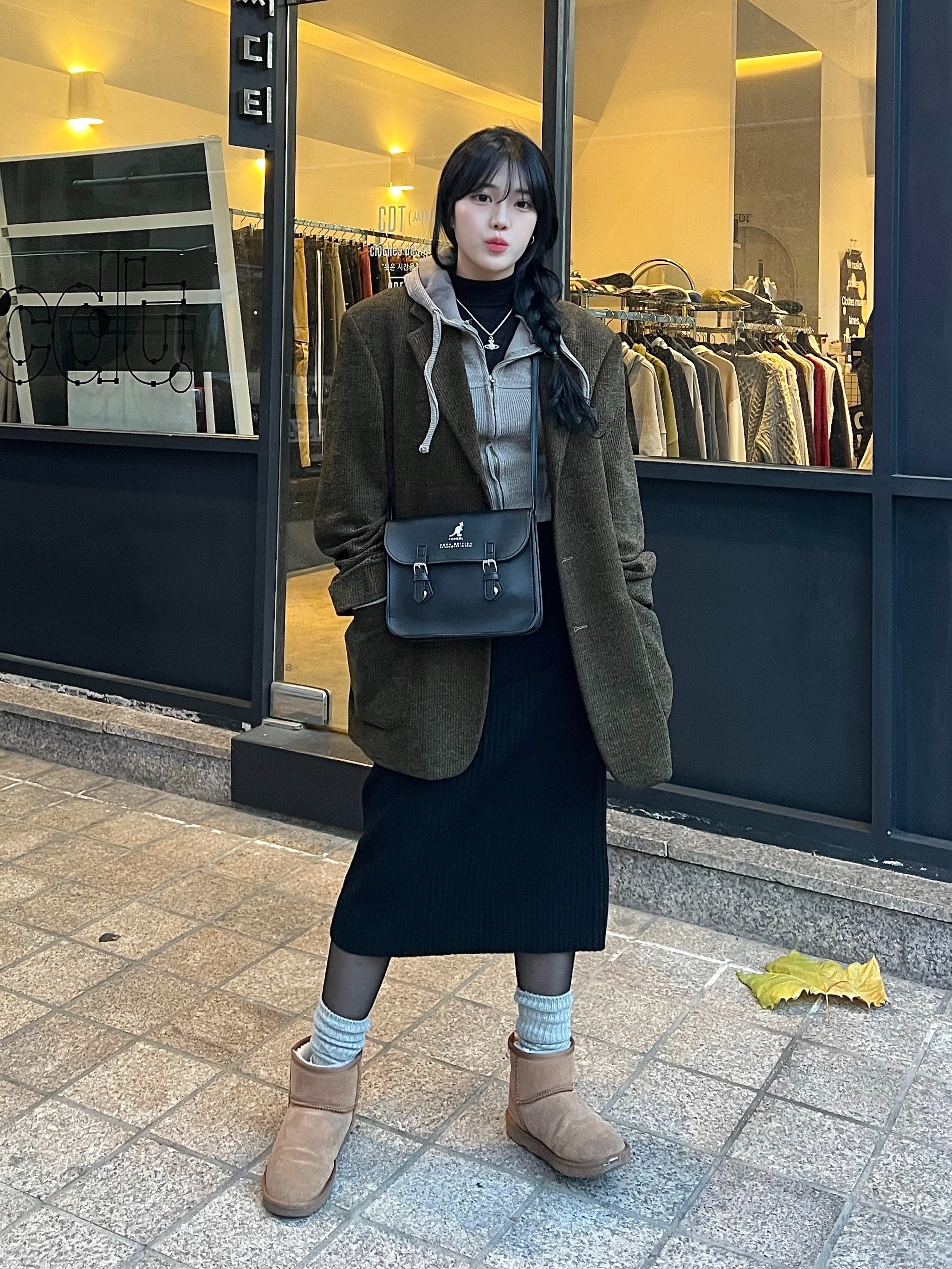 (W) UGG Classic Ultra Mini Boots Sand, (W) UGG Classic Mini II Boots Chestnut 착용 스타일 - 1