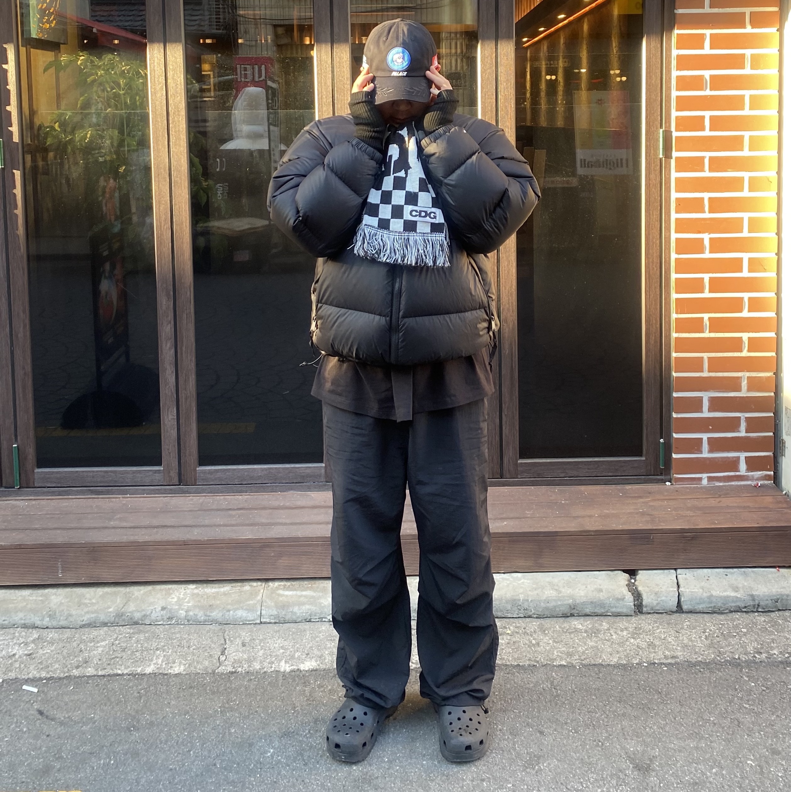 Palace Vesuvio 6-Panel Black - 23FW, CDG Logo Check Muffler White Black 착용 스타일