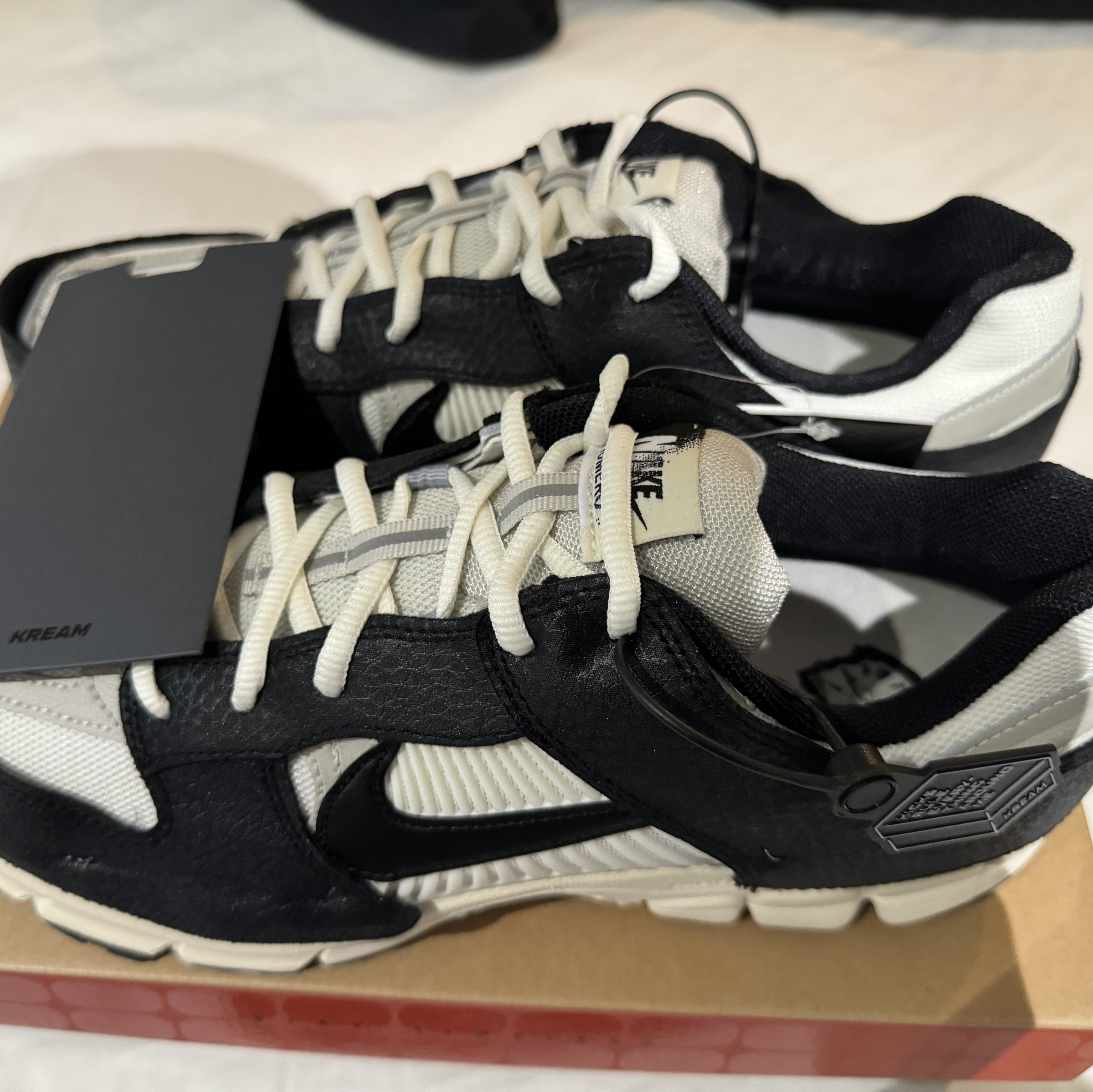 (W) Nike Zoom Vomero 5 Wolf Grey and Black 착용 스타일