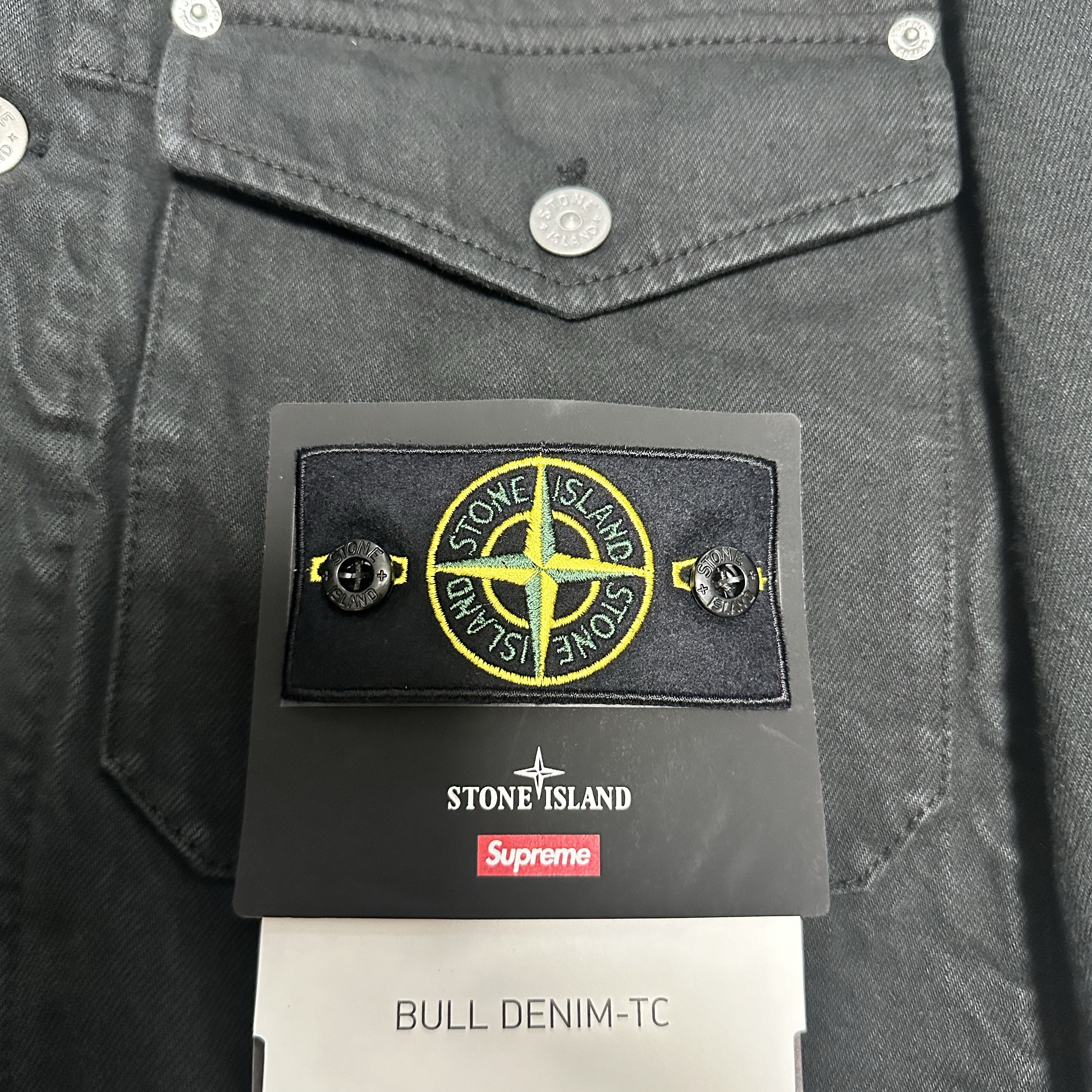 Supreme x Stone Island Denim Trucker Jacket Black - 23FW 착용 스타일 - 1