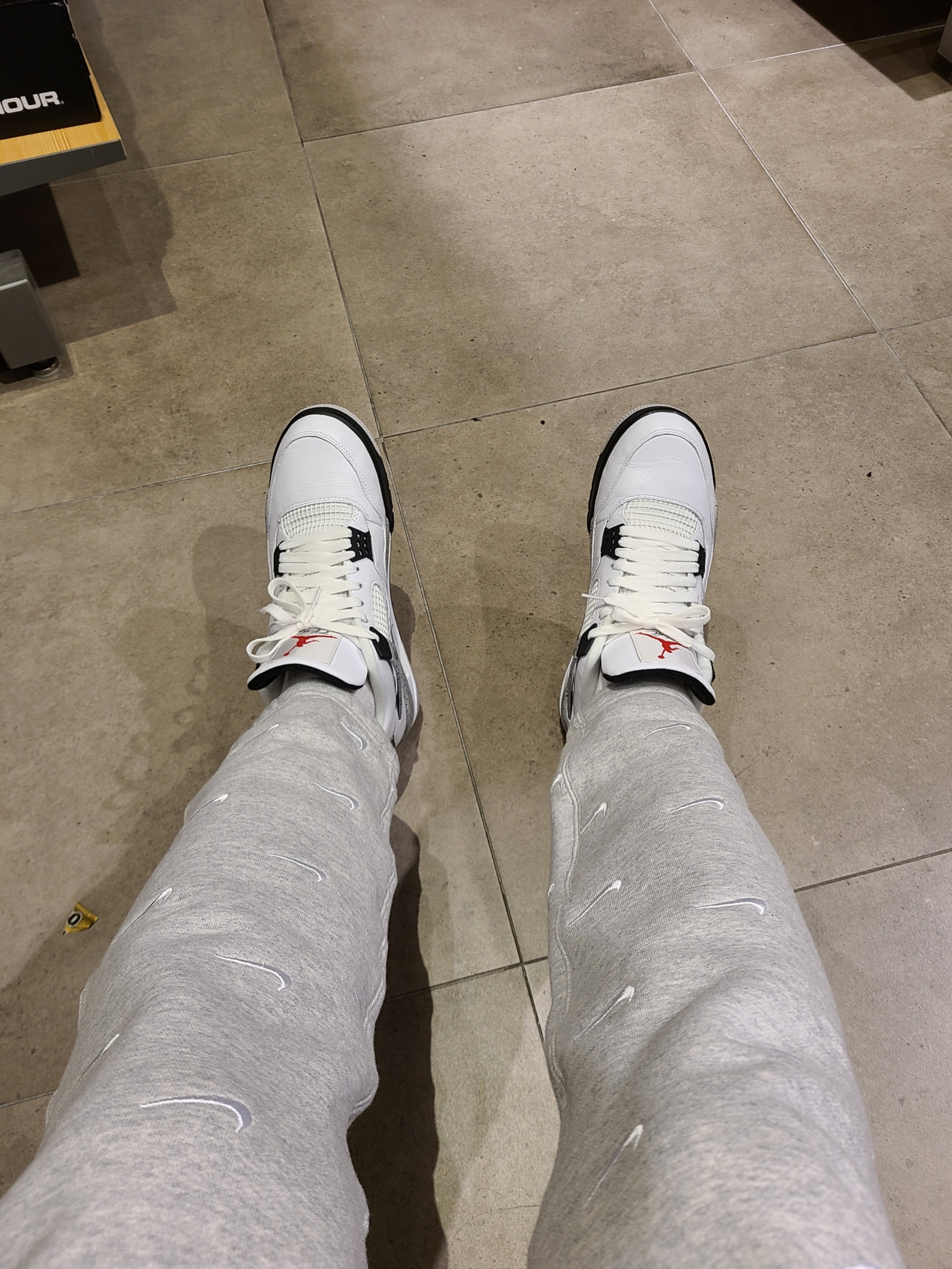 Jordan 4 Retro OG White Cement 2016, Nike NRG Swoosh Logo Pants Grey Heather 착용 스타일 - 1