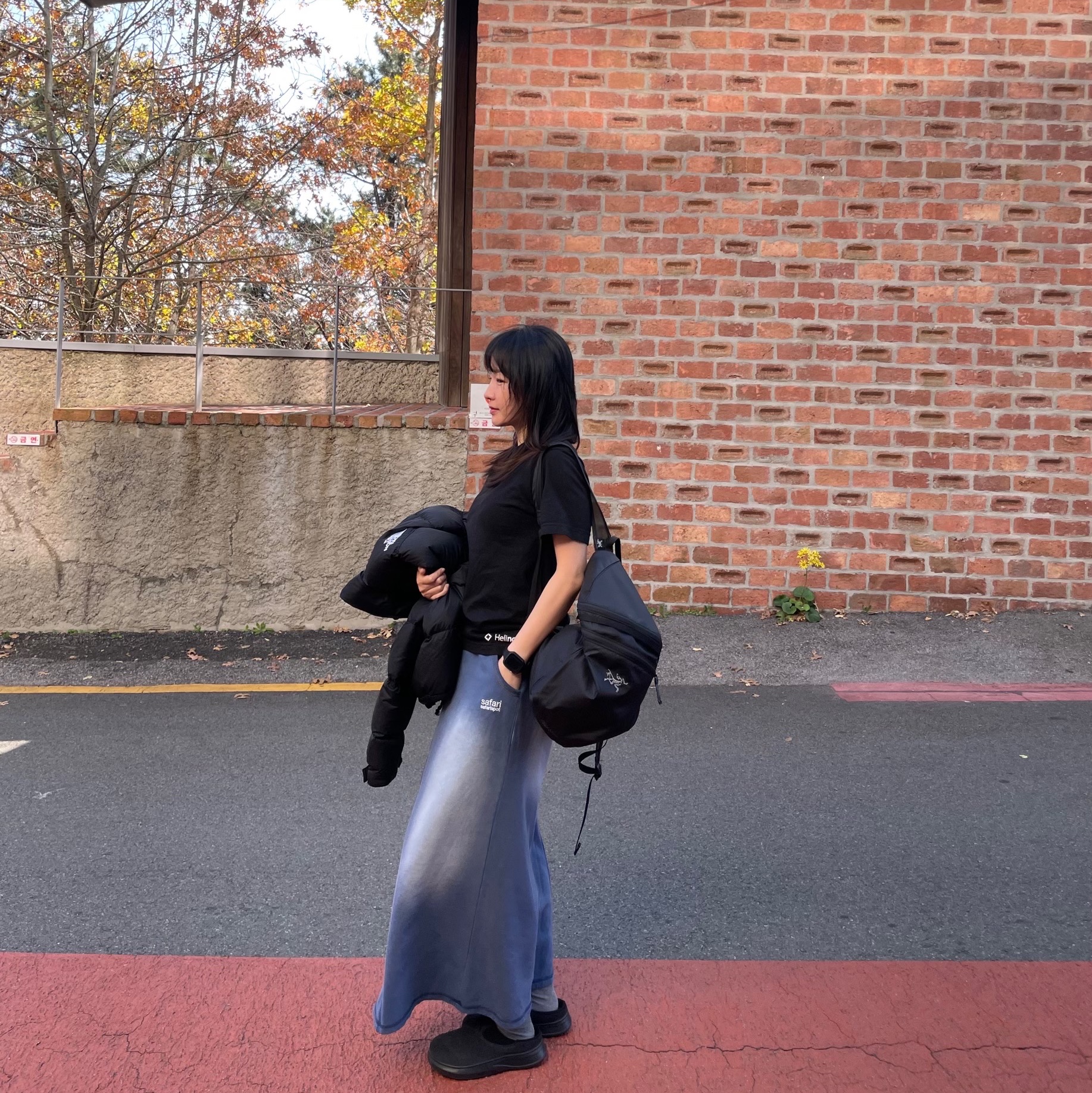 Arc'teryx Heliad 15 Backpack Black, The North Face 1996 Eco Nuptse Jacket Black 착용 스타일 - 3