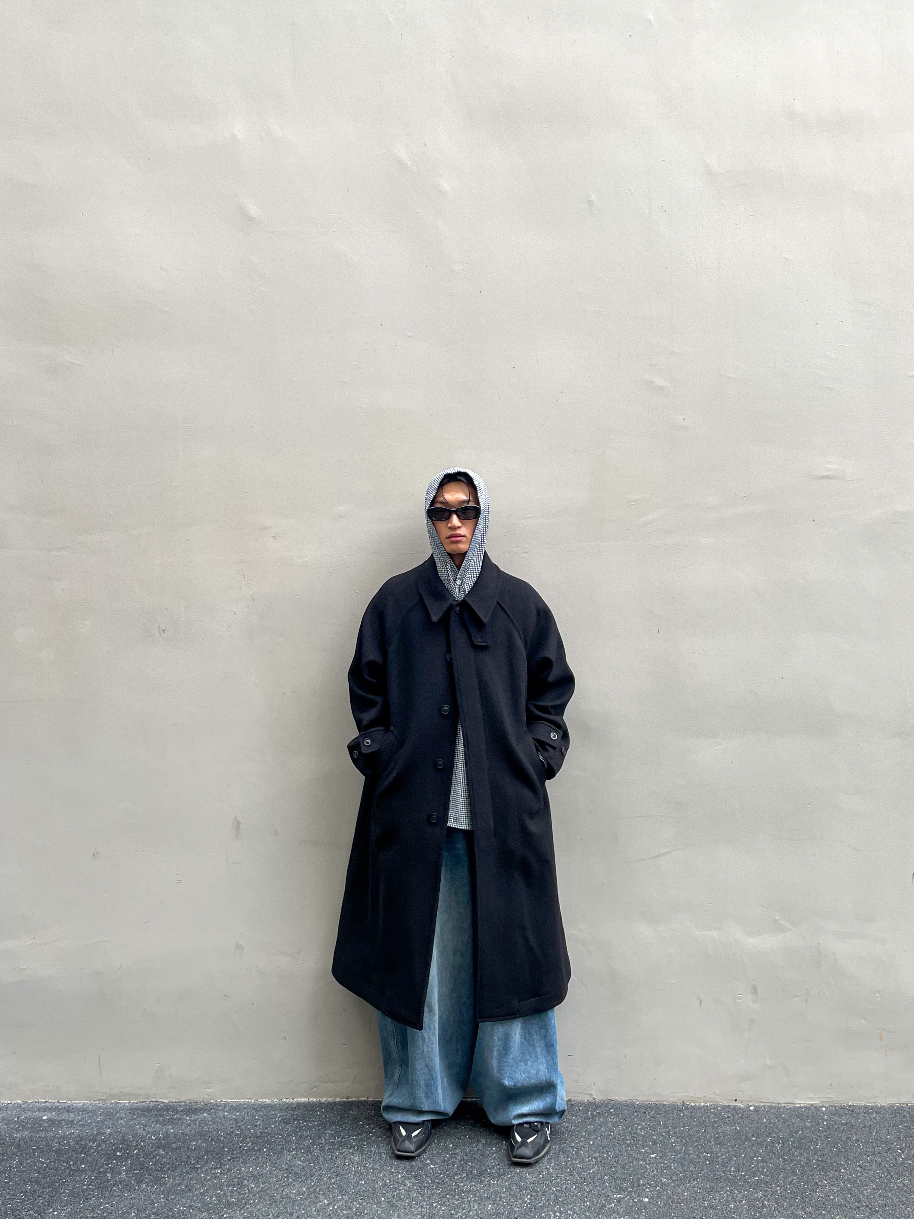 Telfar Baggy Jean Blue, Nike x Martine Rose Shox MR4 Black 착용 스타일 - 2