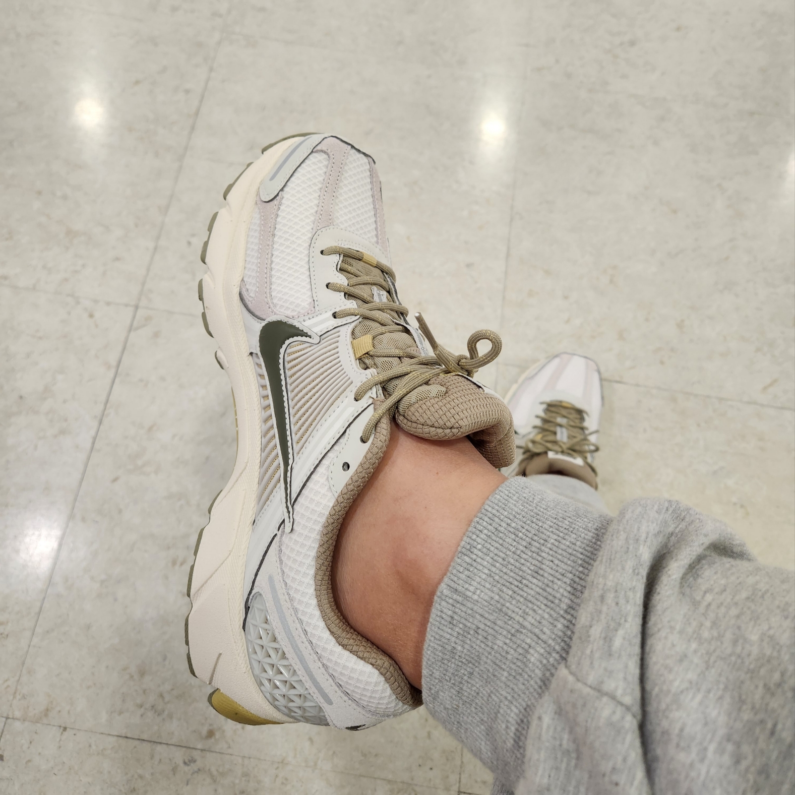 Nike Zoom Vomero 5 Light Bone and Phantom 착용 스타일 - 1