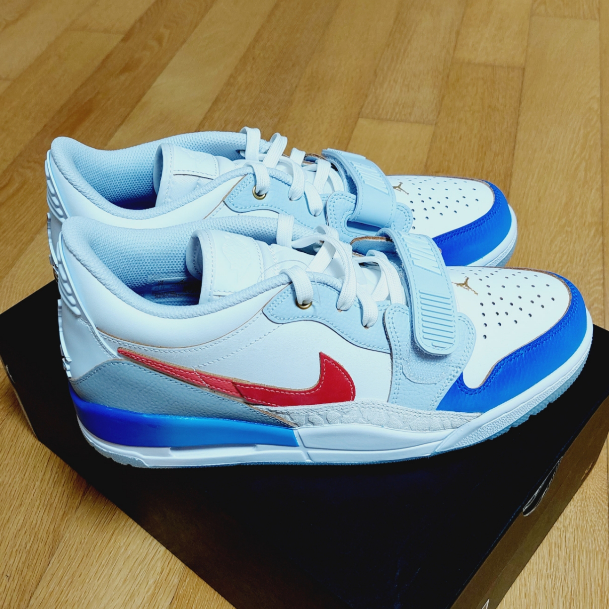 Jordan Legacy 312 Low White Game Royal University Red 착용 스타일 - 3