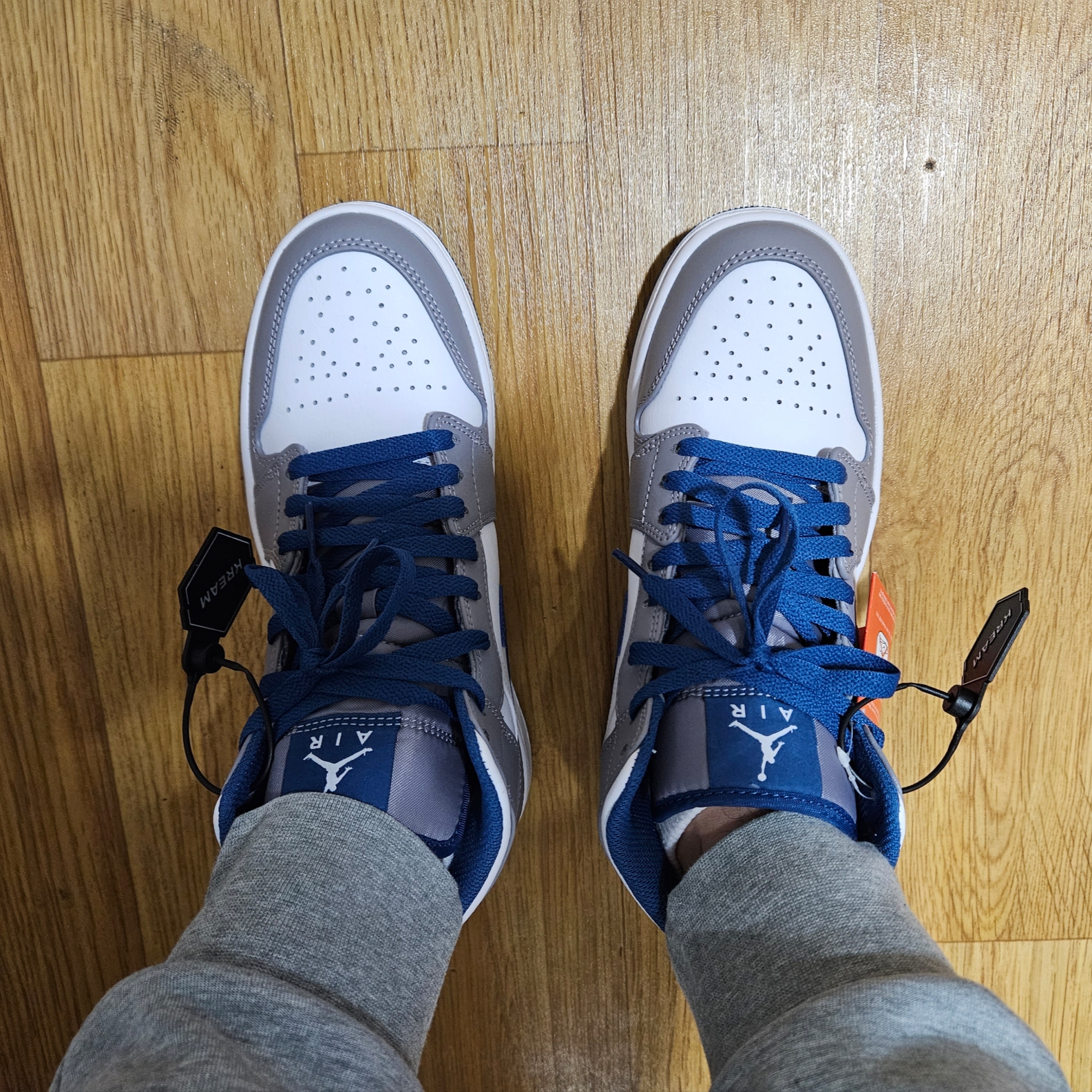 Jordan 1 Mid Cement Grey True Blue 착용 스타일 - 2