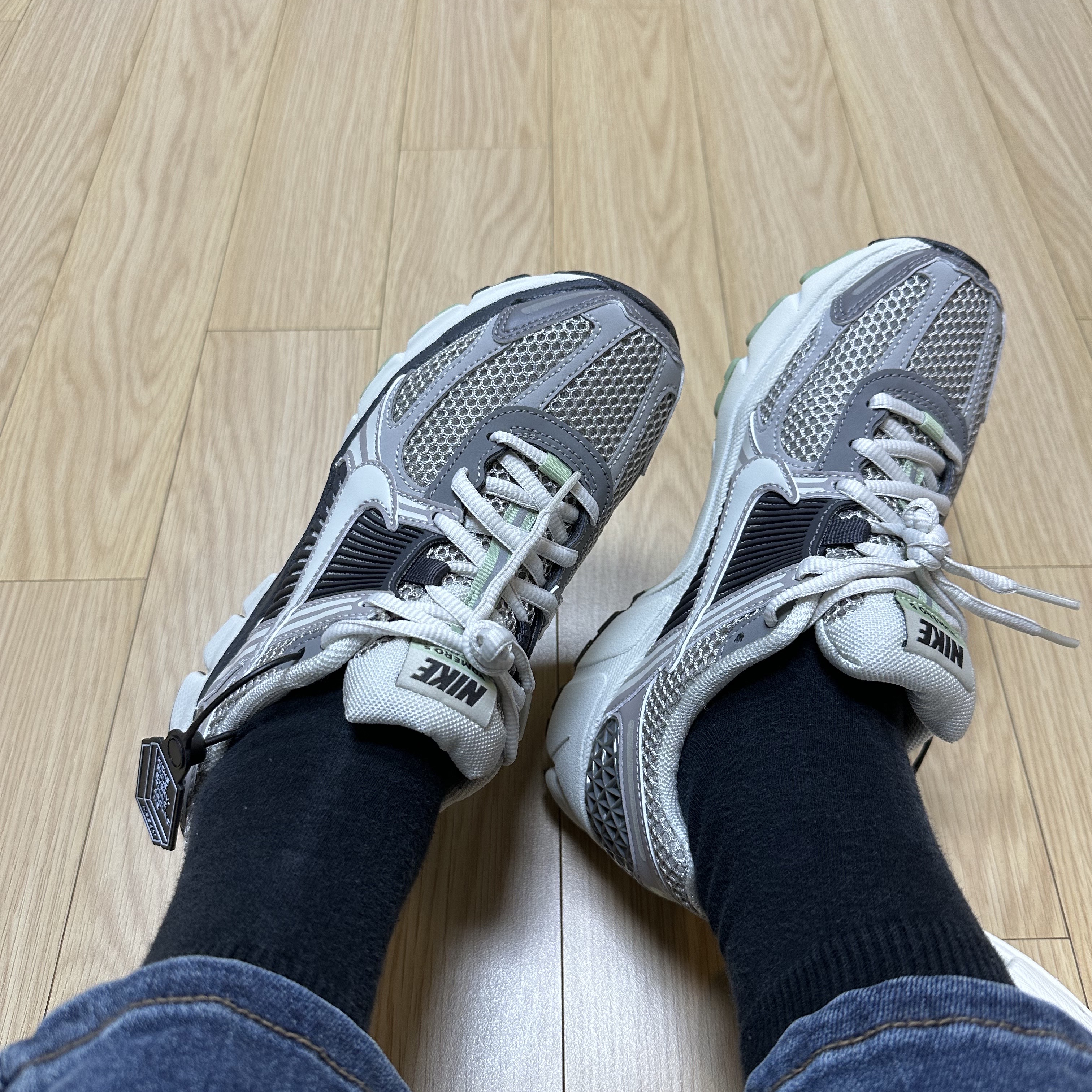 (W) Nike Zoom Vomero 5 Cobblestone and Flat Pewter 착용 스타일 - 2