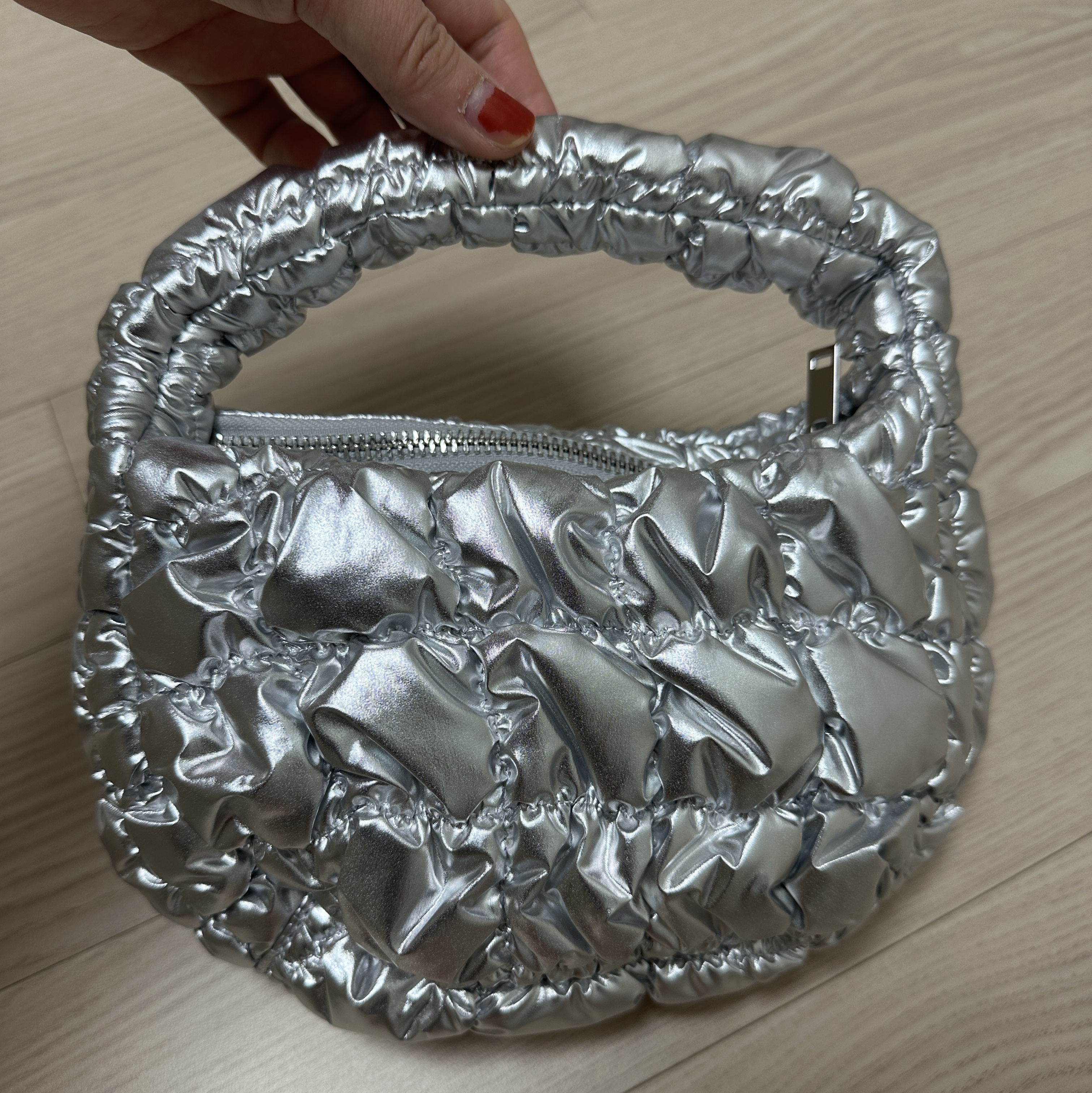 COS Quilted Micro Bag Silver 착용 스타일