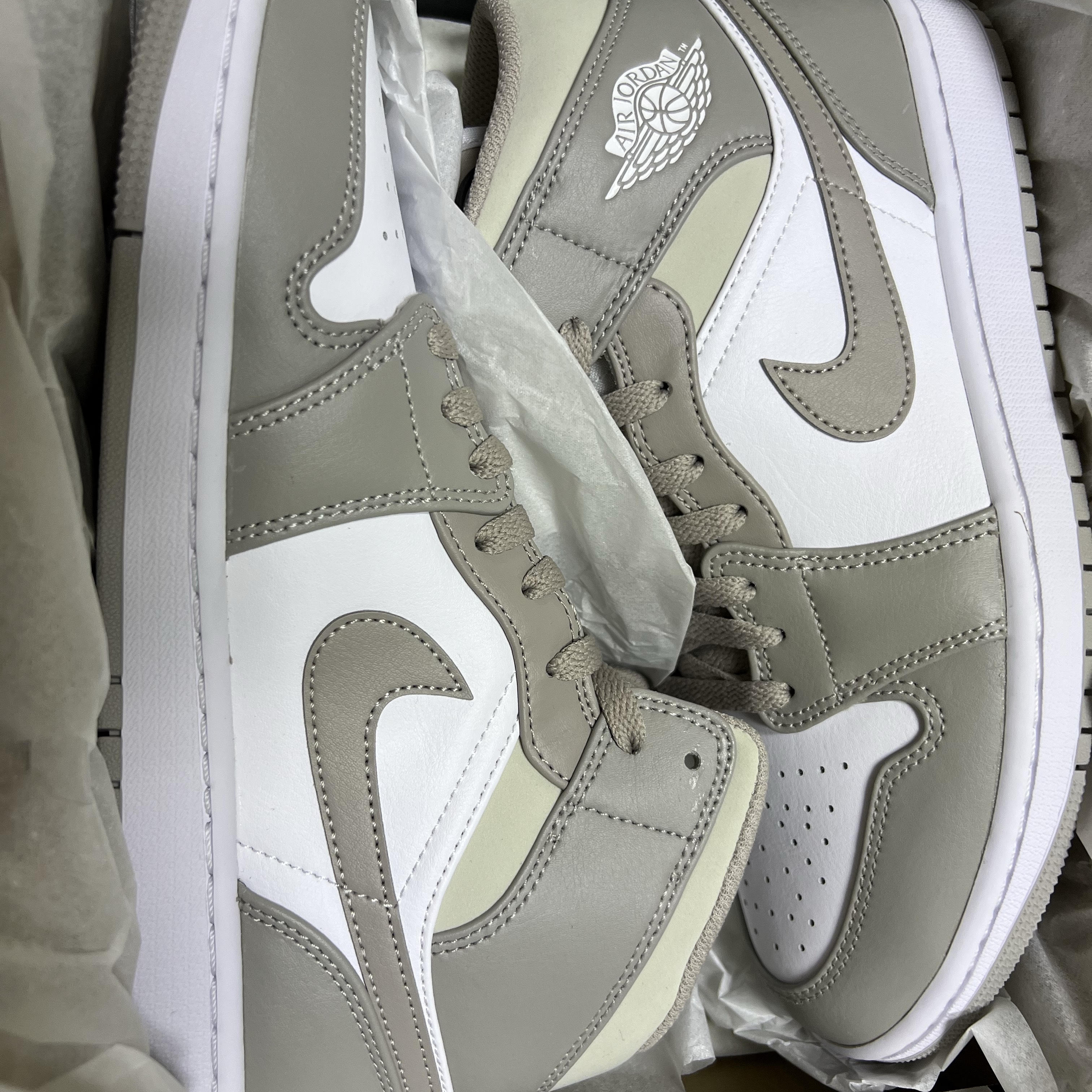 Jordan 1 Mid College Grey 착용 스타일 - 2
