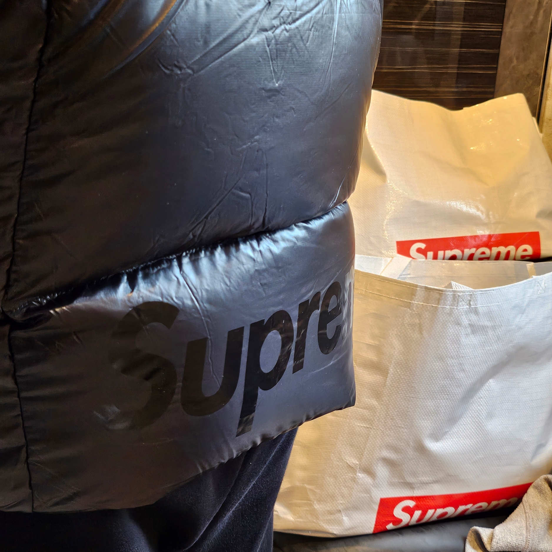 Supreme Featherweight Down Puffer Jacket Black - 23FW, Supreme Featherweight Down Trooper Black - 23FW 착용 스타일 - 1