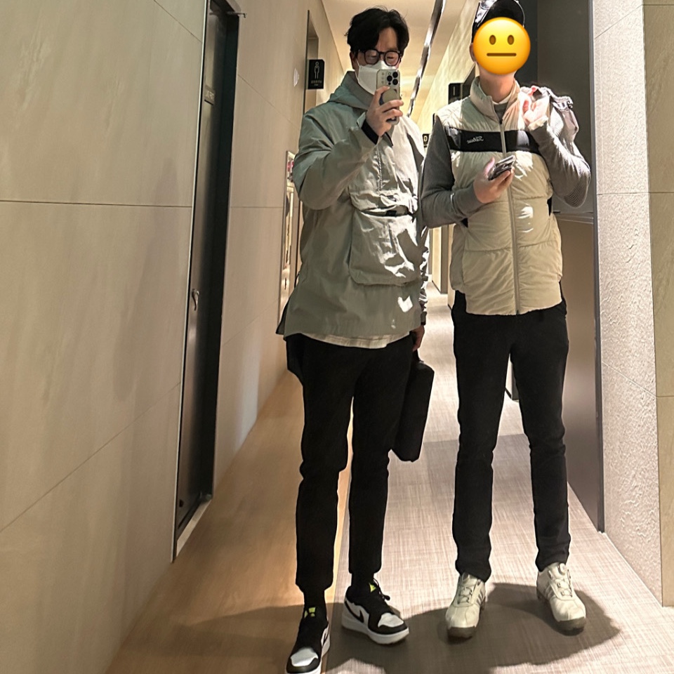 Jordan 1 Low Golf Black White and Volt 착용 스타일