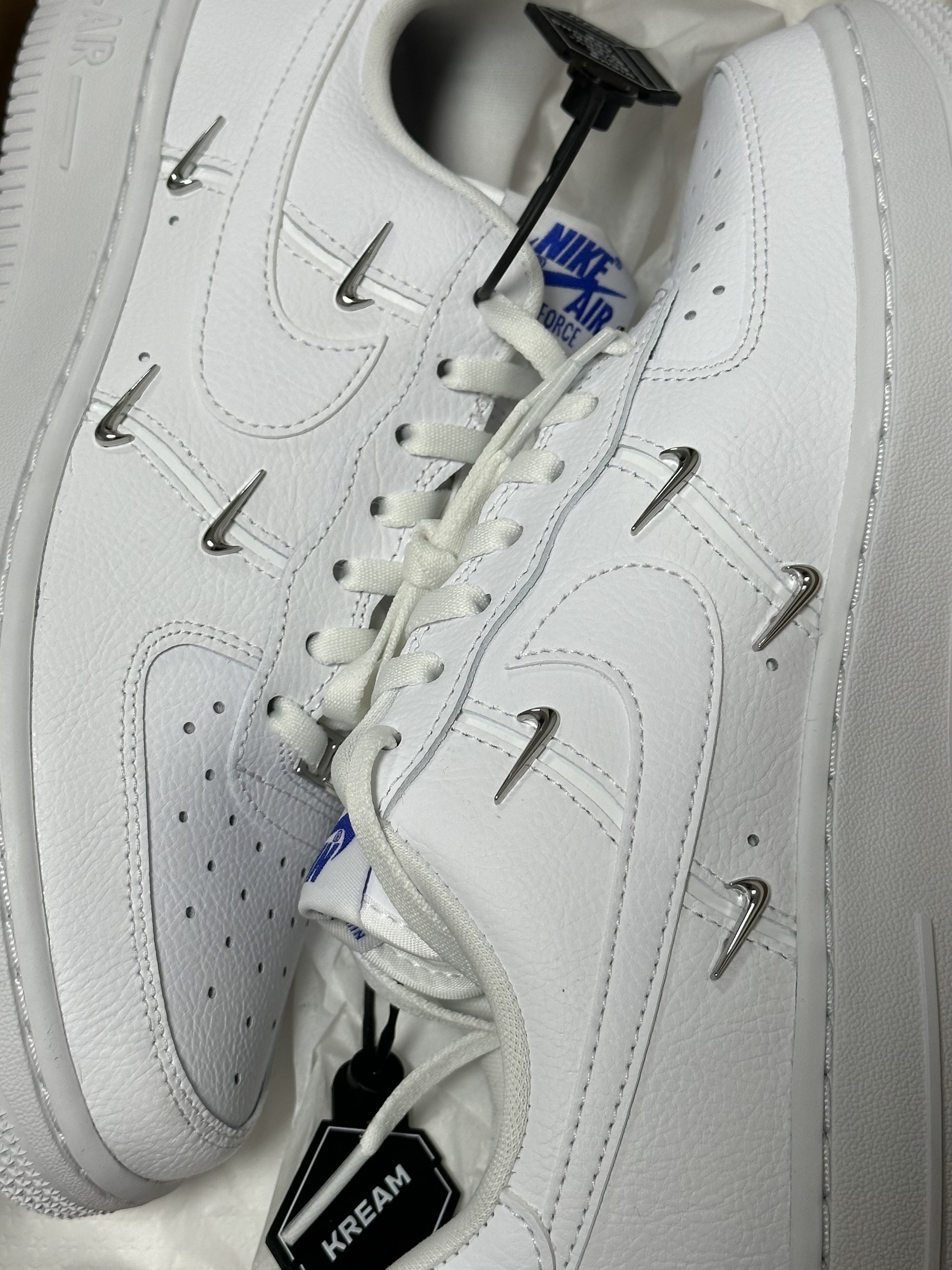 (W) Nike Air Force 1 Low '07 LX Chrome Luxe 착용 스타일 - 1
