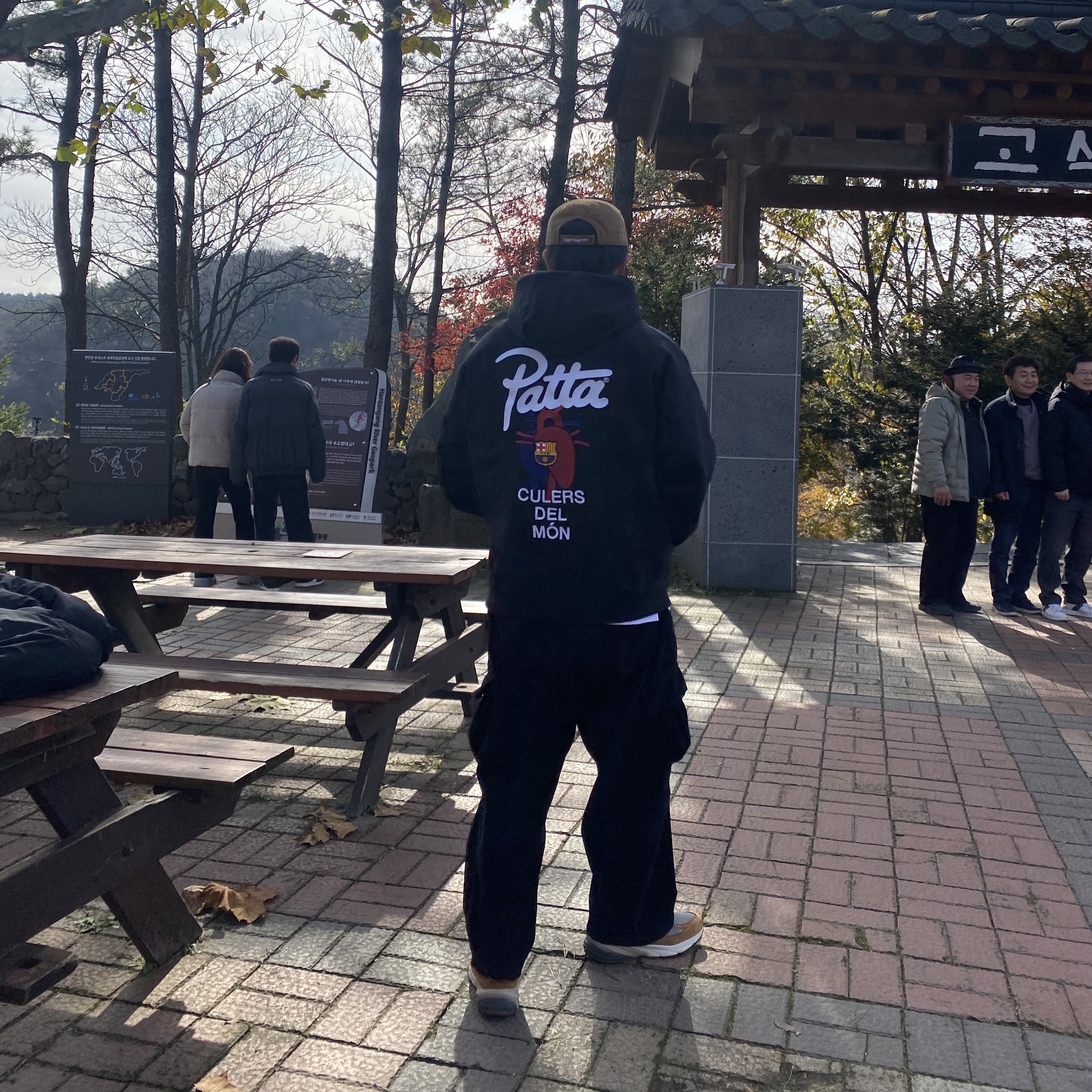 Nike x Patta x FC Barcelona Solo Swoosh Hoodie Culers del Món (FD4147-010), Carhartt WIP x IAB Studio Canvas 6-Panel Cap Hamilton Brown 착용 스타일