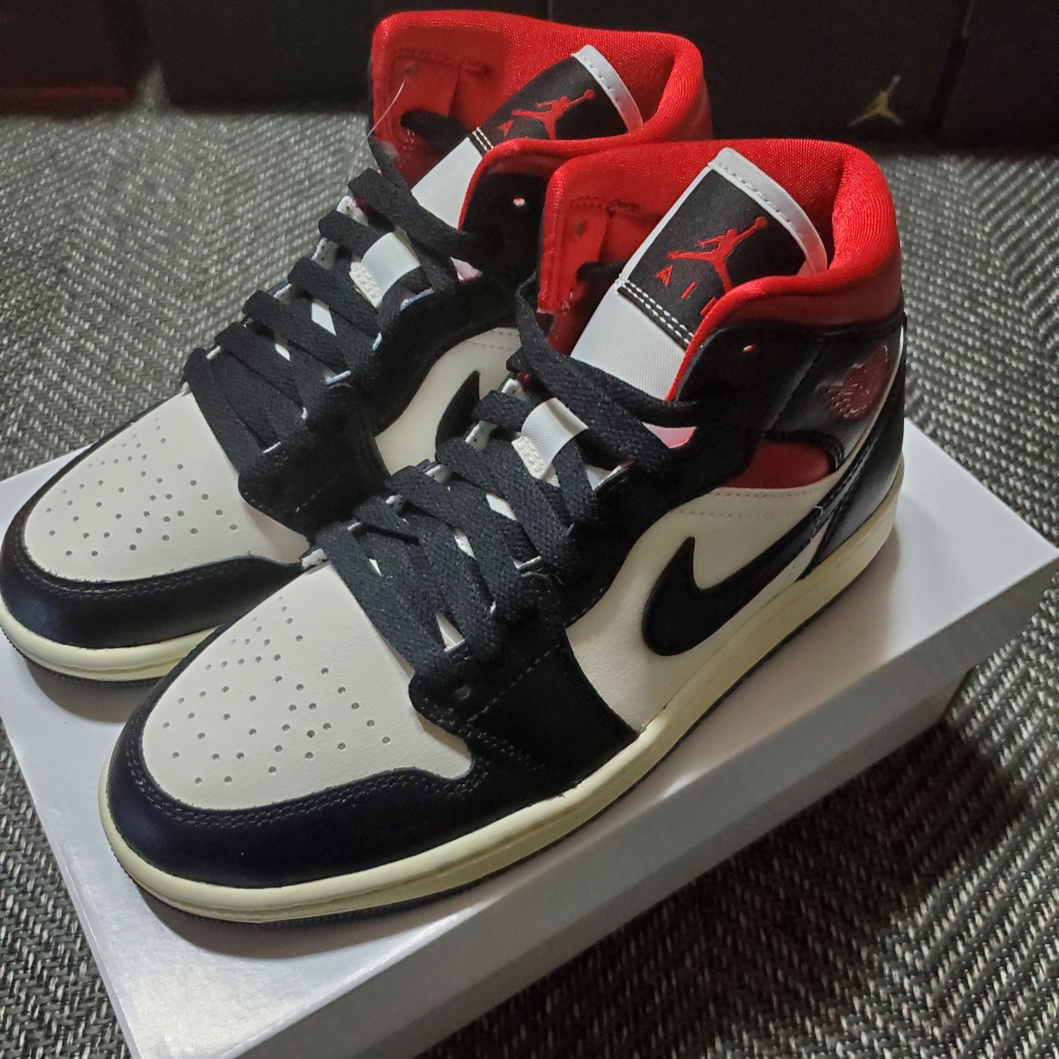 (W) Jordan 1 Mid Black Gym Red 착용 스타일