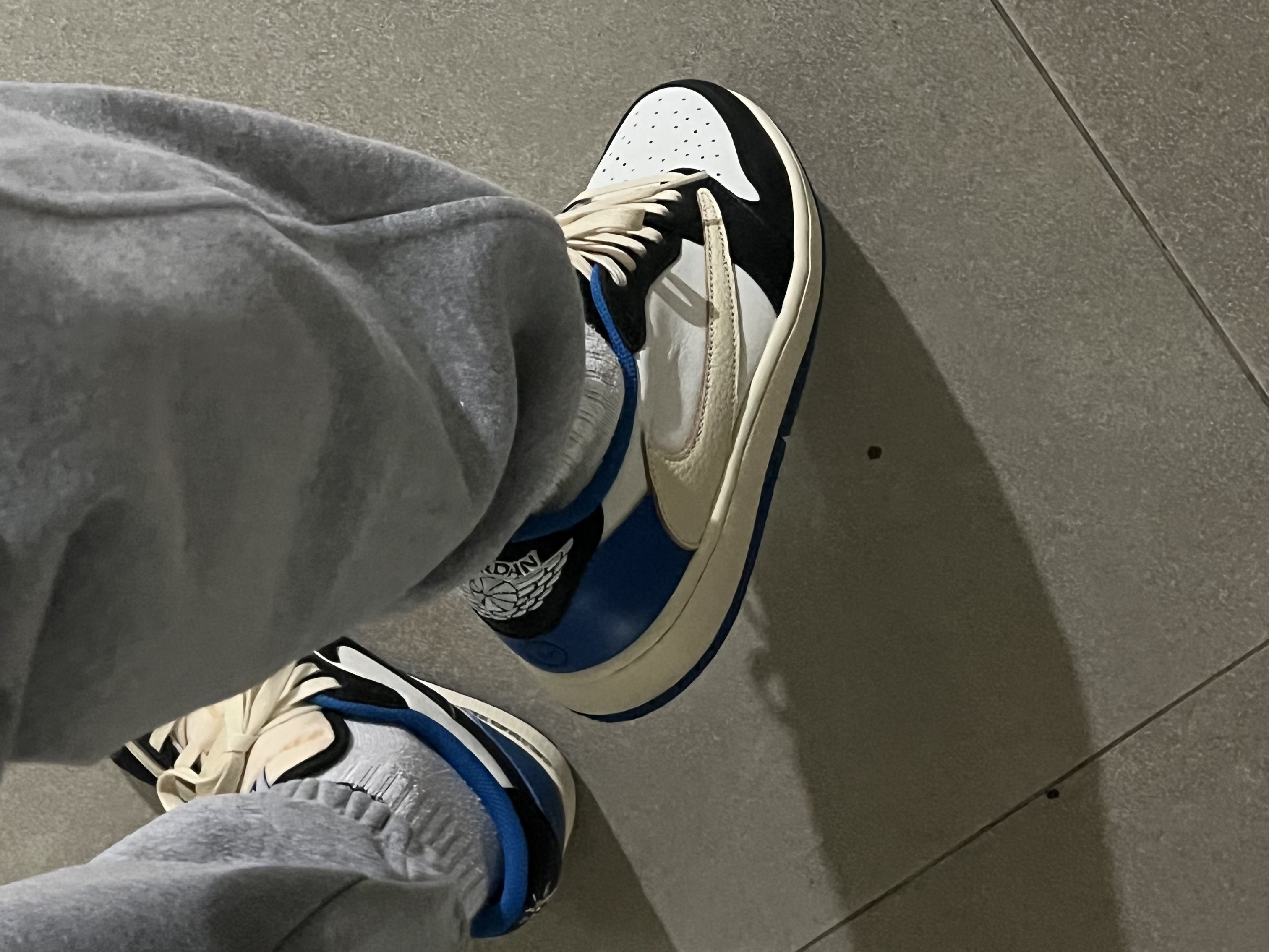 Jordan 1 x Travis Scott x Fragment Retro Low OG SP Military Blue 착용 스타일 - 2