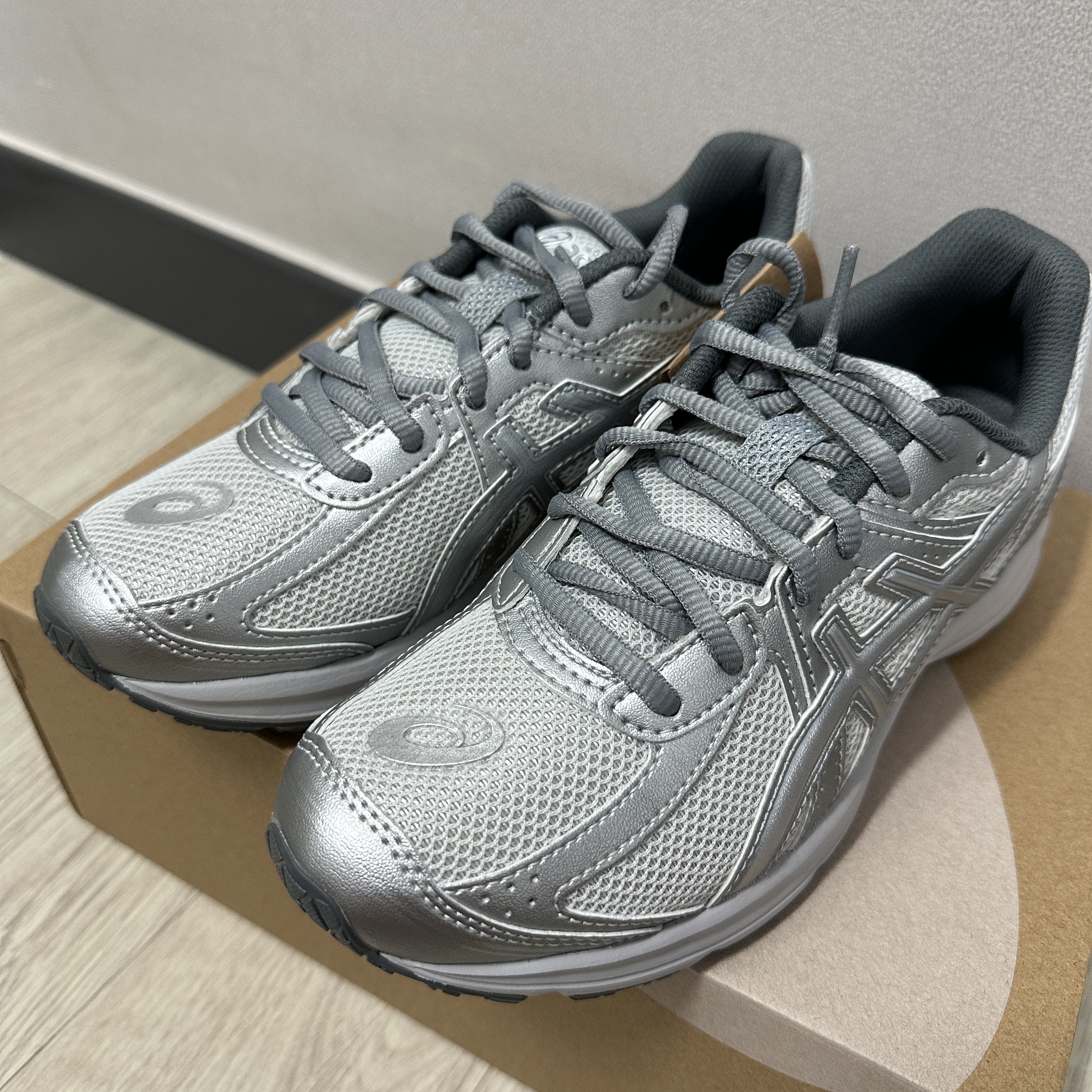 Asics Jog 100 S SMU Glacier Grey Pure Silver - 2E Wide 착용 스타일