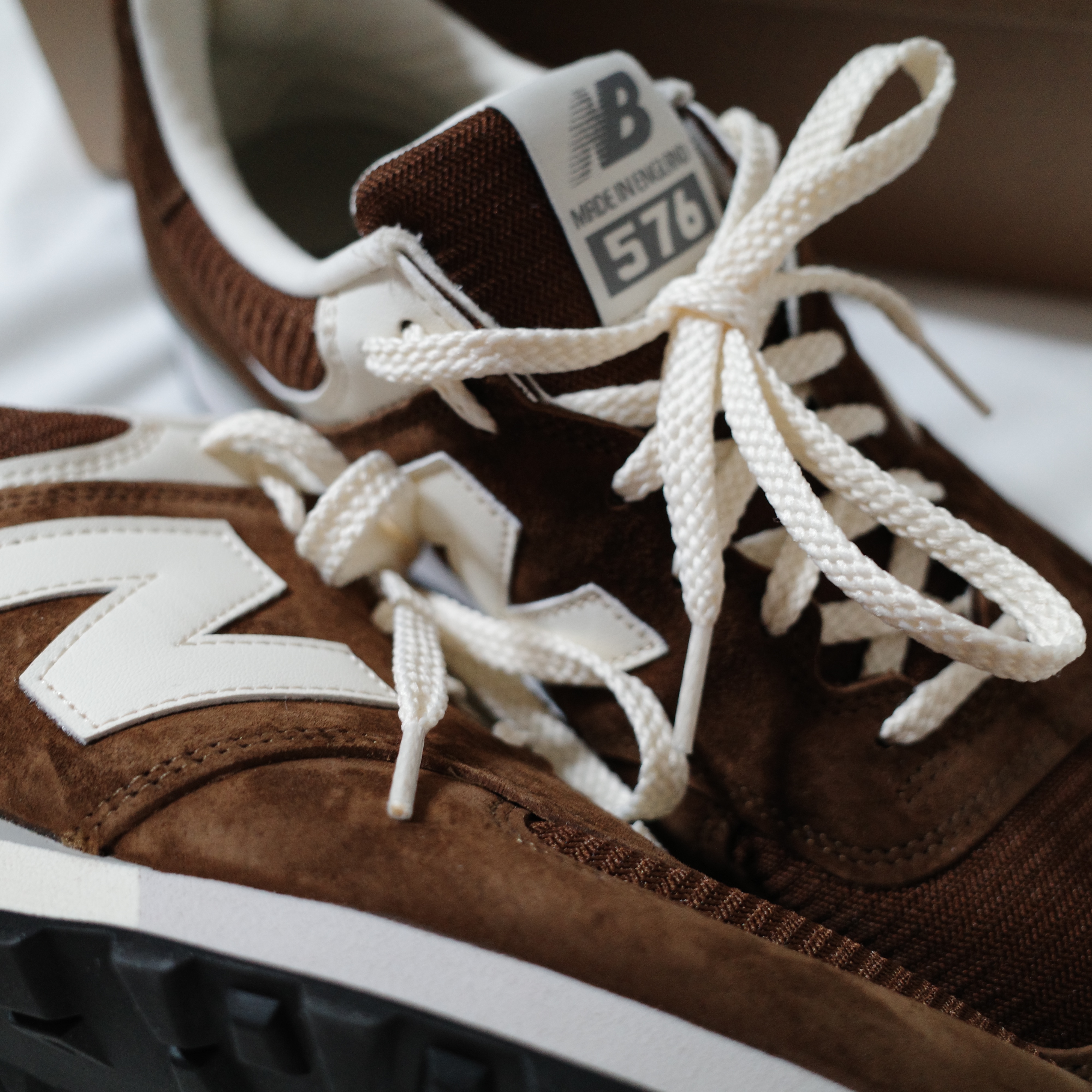 New Balance 576 Made in UK Monks Robe Coconut Milk 착용 스타일 - 1