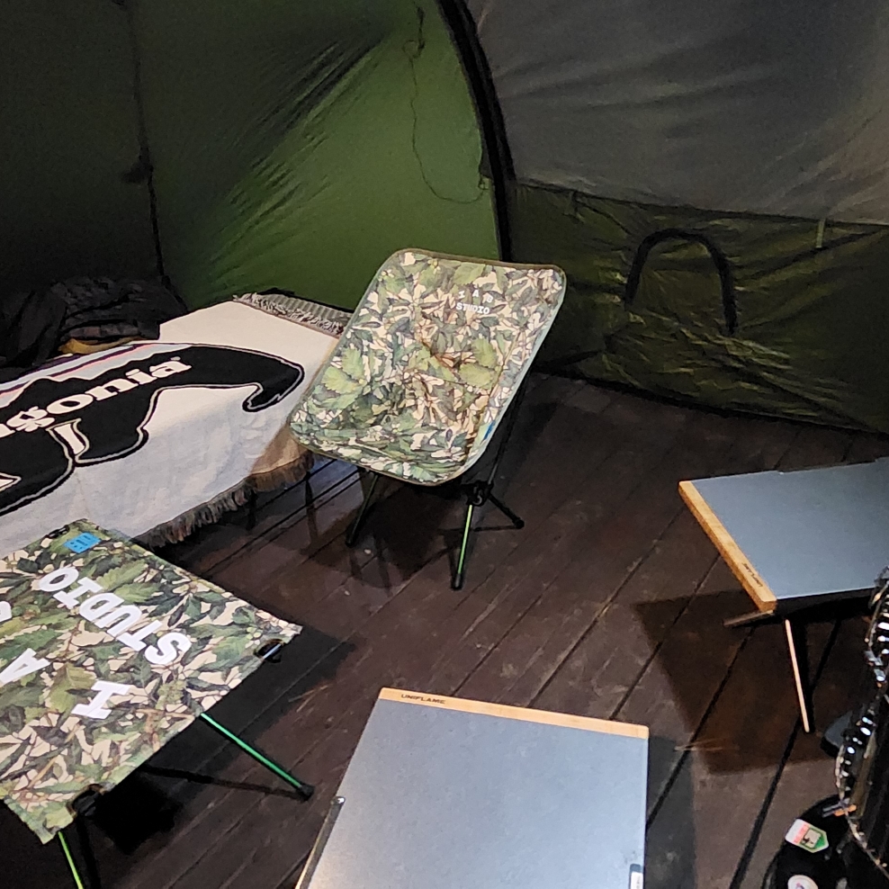 Helinox x IAB Studio Chair One Bukhansan, Helinox x IAB Studio Table One Hard Top Bukhansan 착용 스타일