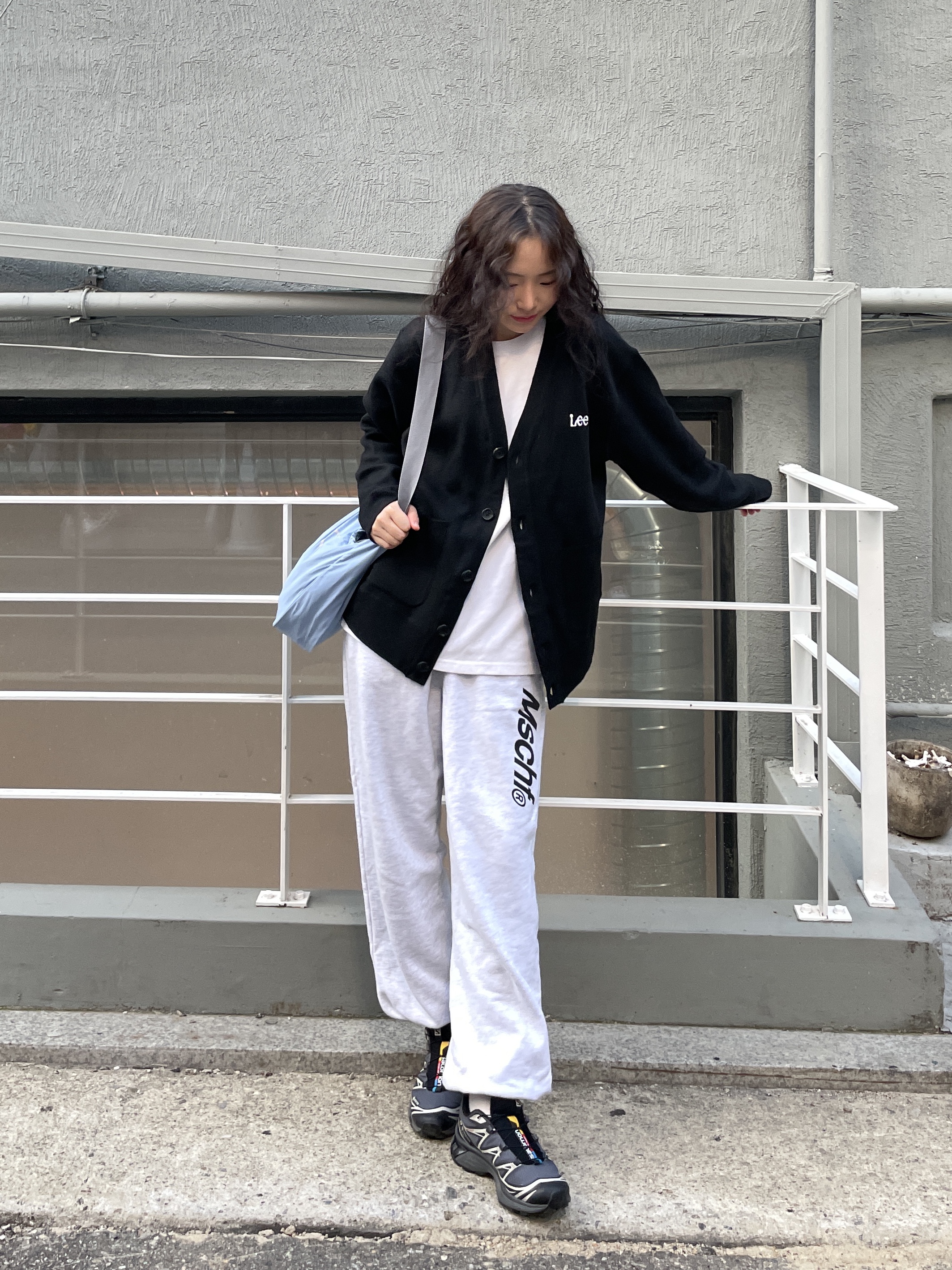Mischief Rhombus Light Weight Cross Bag Greyish Blue - The Hyundai Seoul Exclusive, Salomon XT-6 Gore-Tex Black Ebony 착용 스타일 - 2