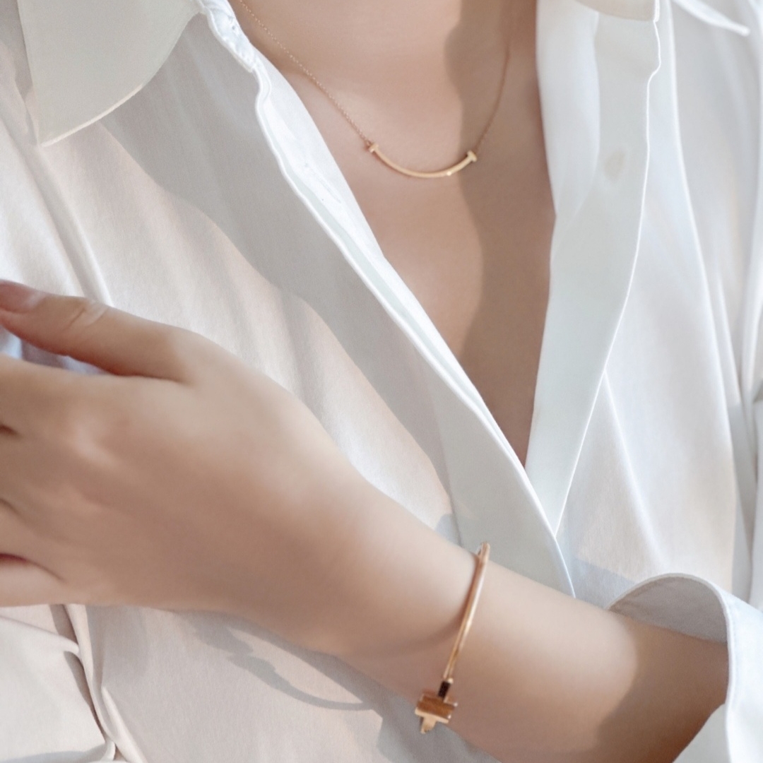 Tiffany & Co. Tiffany T Smile Pendant Small Rose Gold 착용 스타일