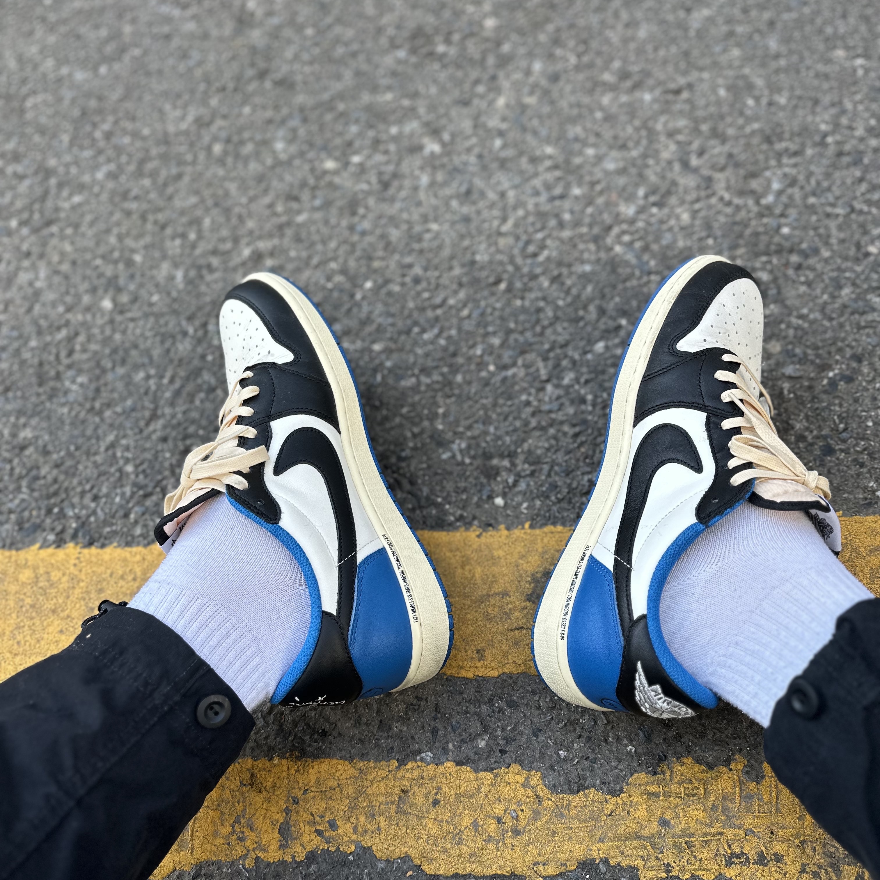 Jordan 1 x Travis Scott x Fragment Retro Low OG SP Military Blue 착용 스타일 - 2