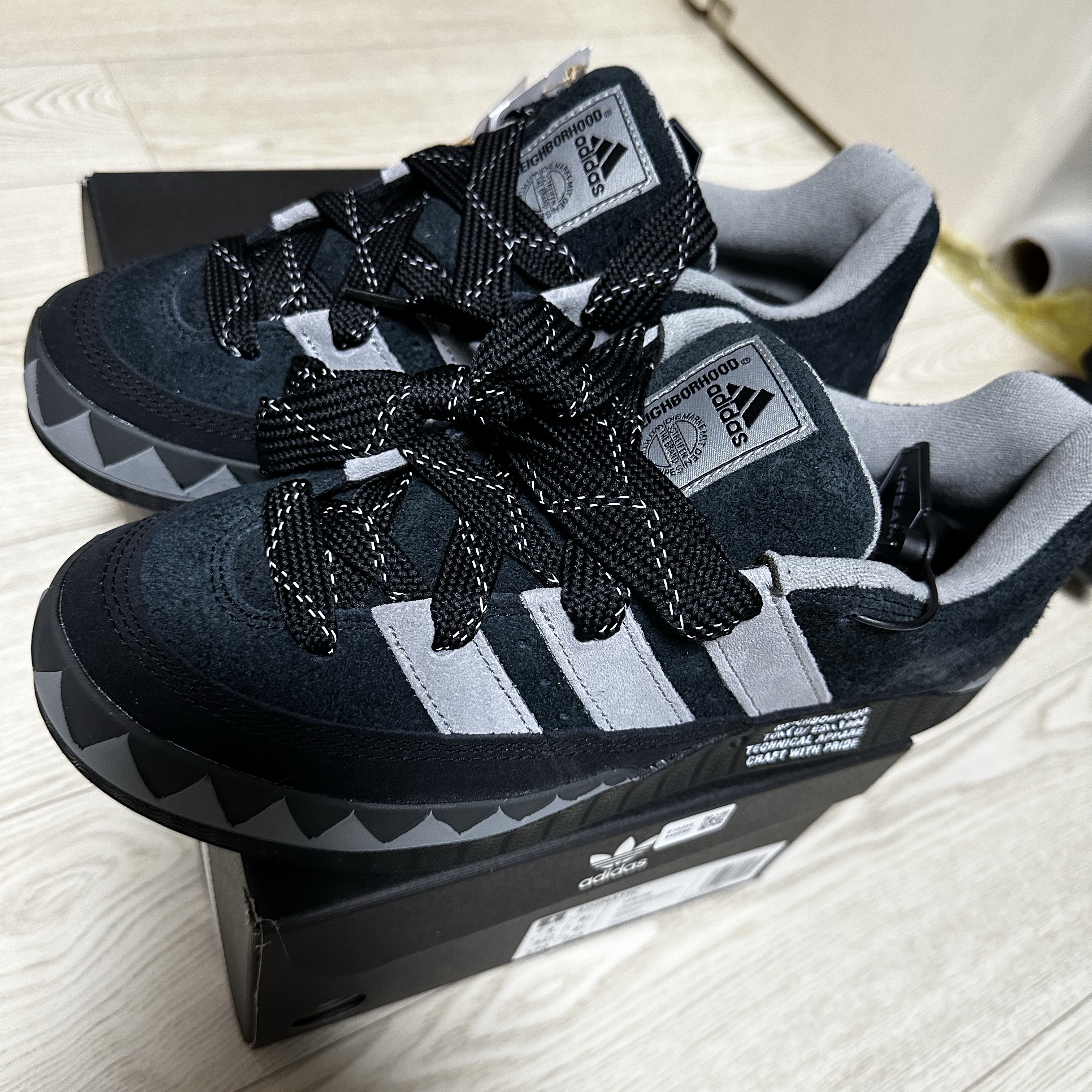 Adidas x Neighborhood Adimatic Core Black 착용 스타일 - 1