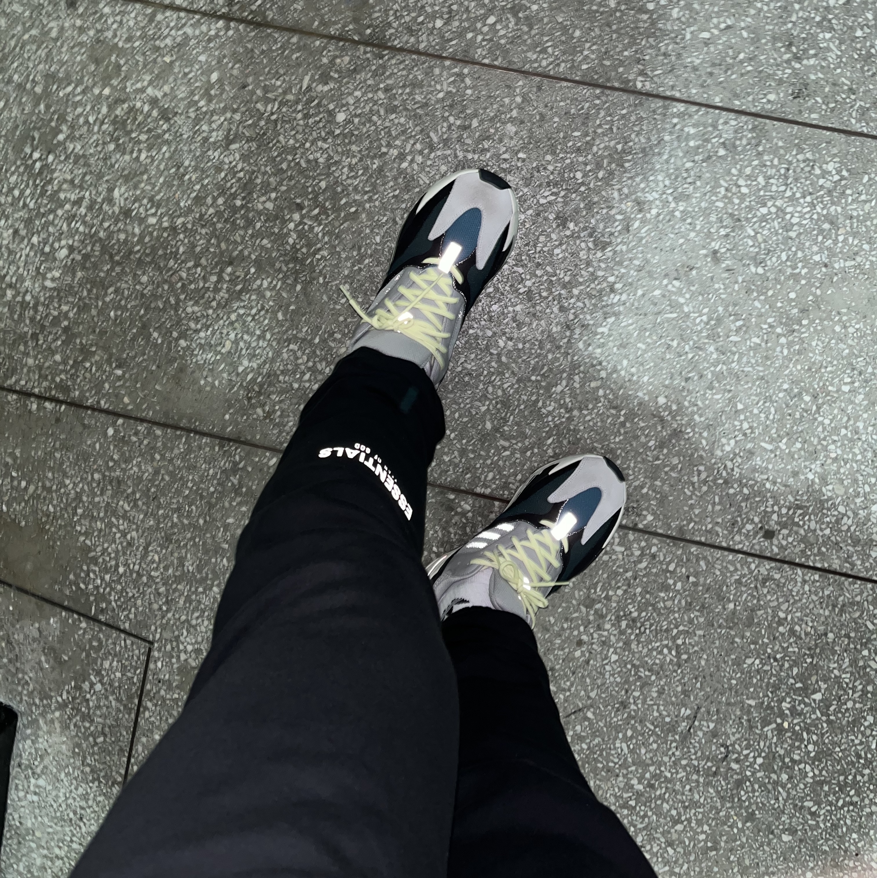 Adidas Yeezy Boost 700 Wave Runner Solid Grey 2021/2022, Essentials The Core Collection Sweatpants Black 착용 스타일