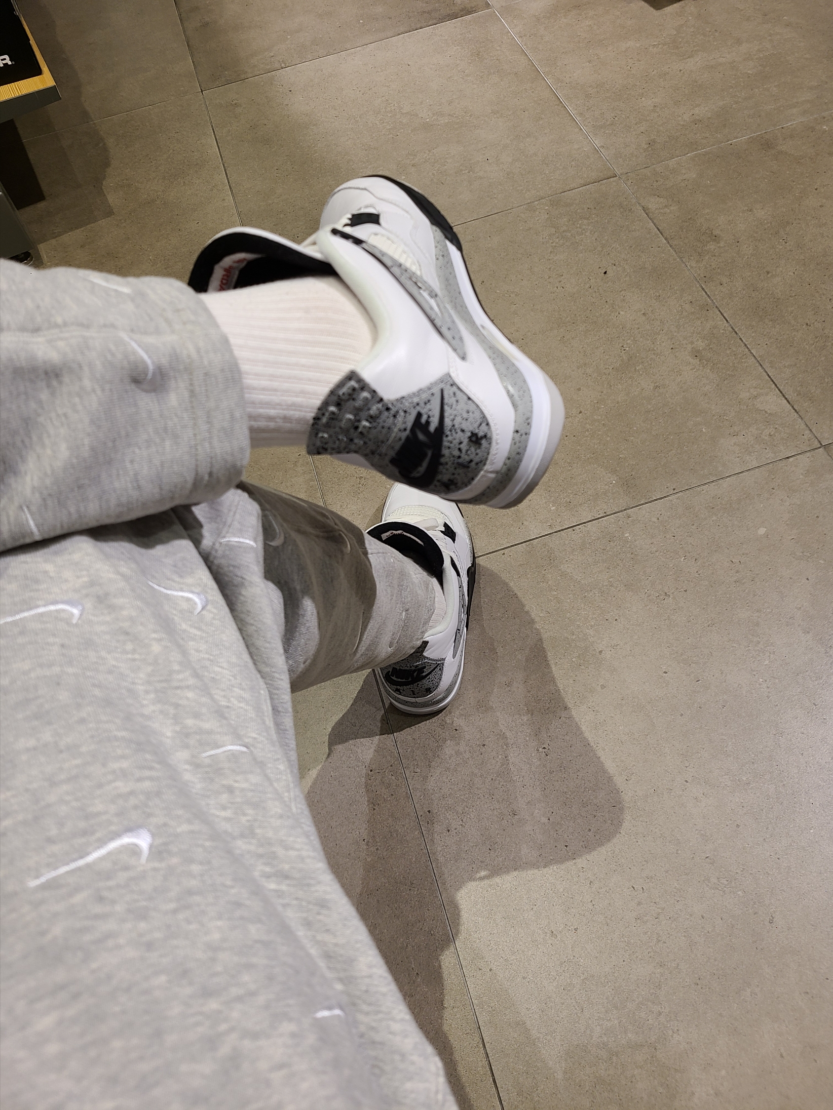 Jordan 4 Retro OG White Cement 2016, Nike NRG Swoosh Logo Pants Grey Heather 착용 스타일 - 2
