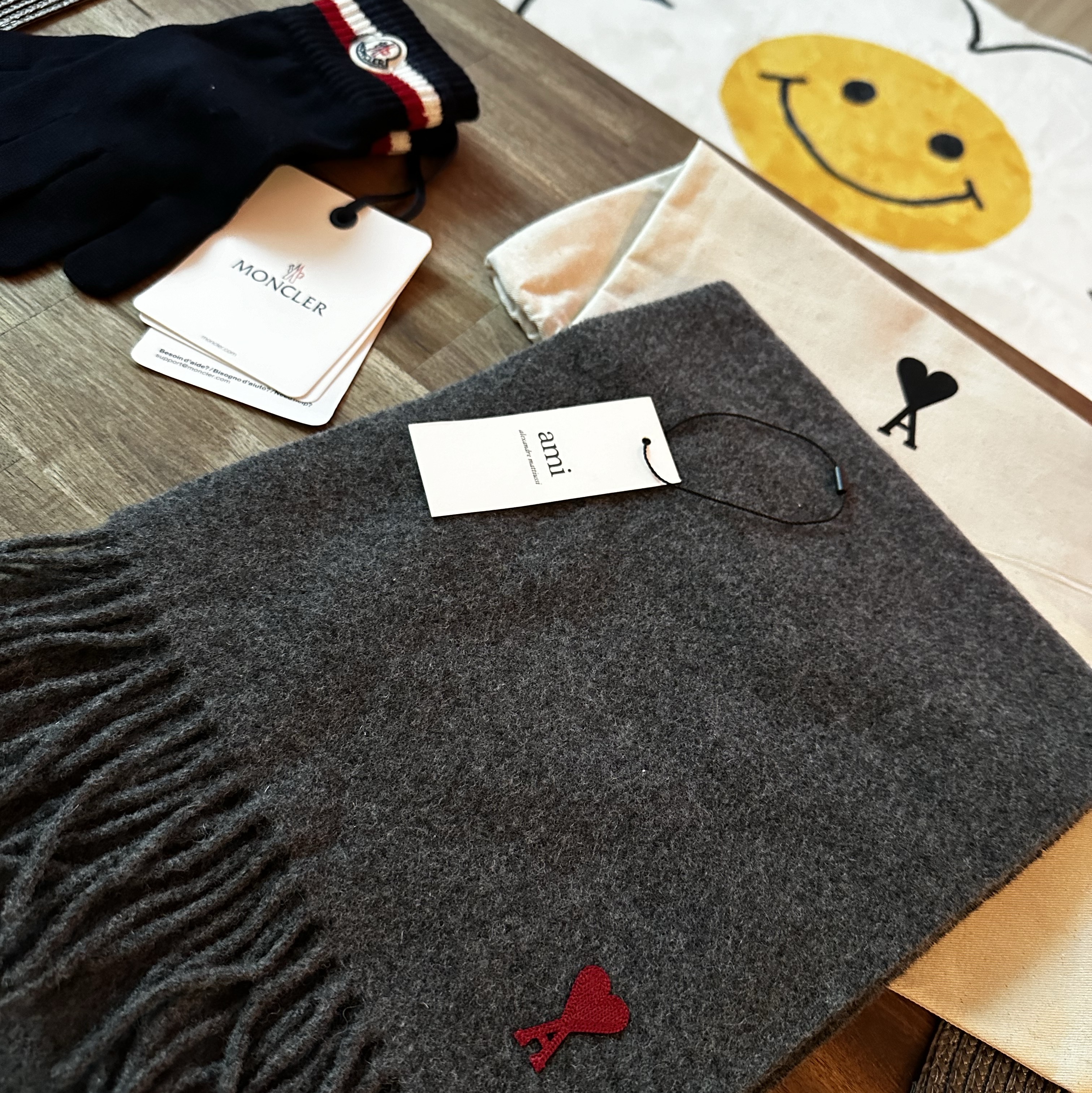 AMI de Coeur Muffler Dark Grey, Moncler Knit Gloves Night Blue - 22FW 착용 스타일