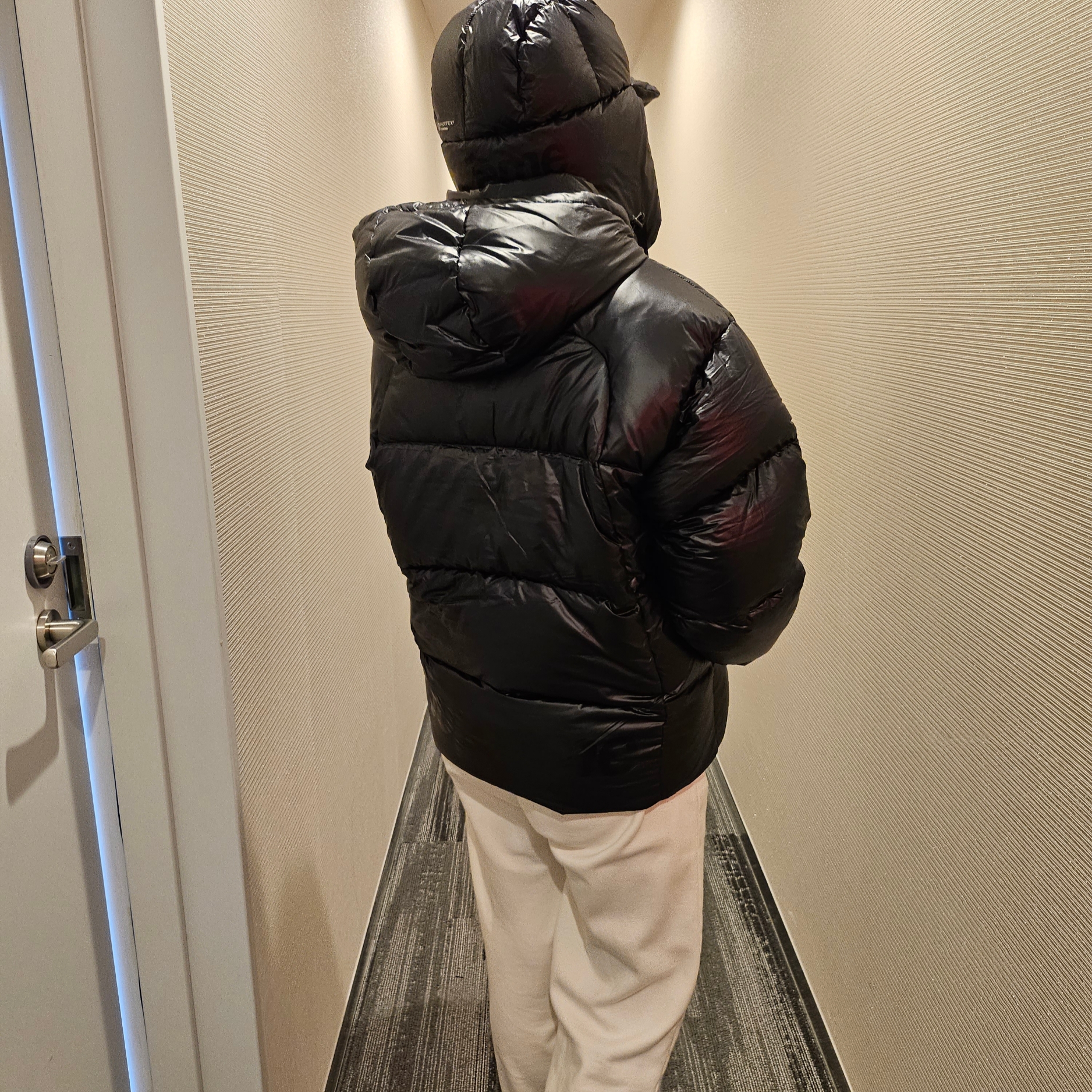 Supreme Featherweight Down Puffer Jacket Black - 23FW, Supreme Featherweight Down Trooper Black - 23FW 착용 스타일 - 2