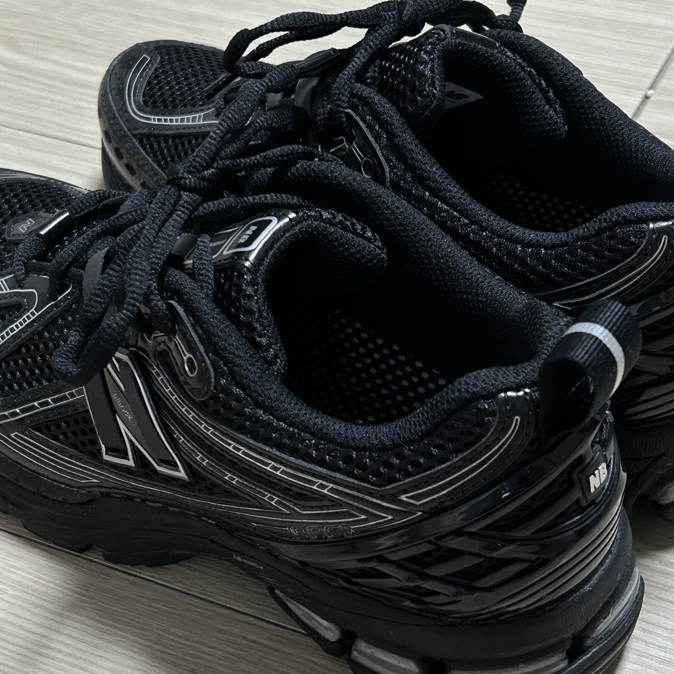 New Balance 1906R Black Silver Metallic 착용 스타일