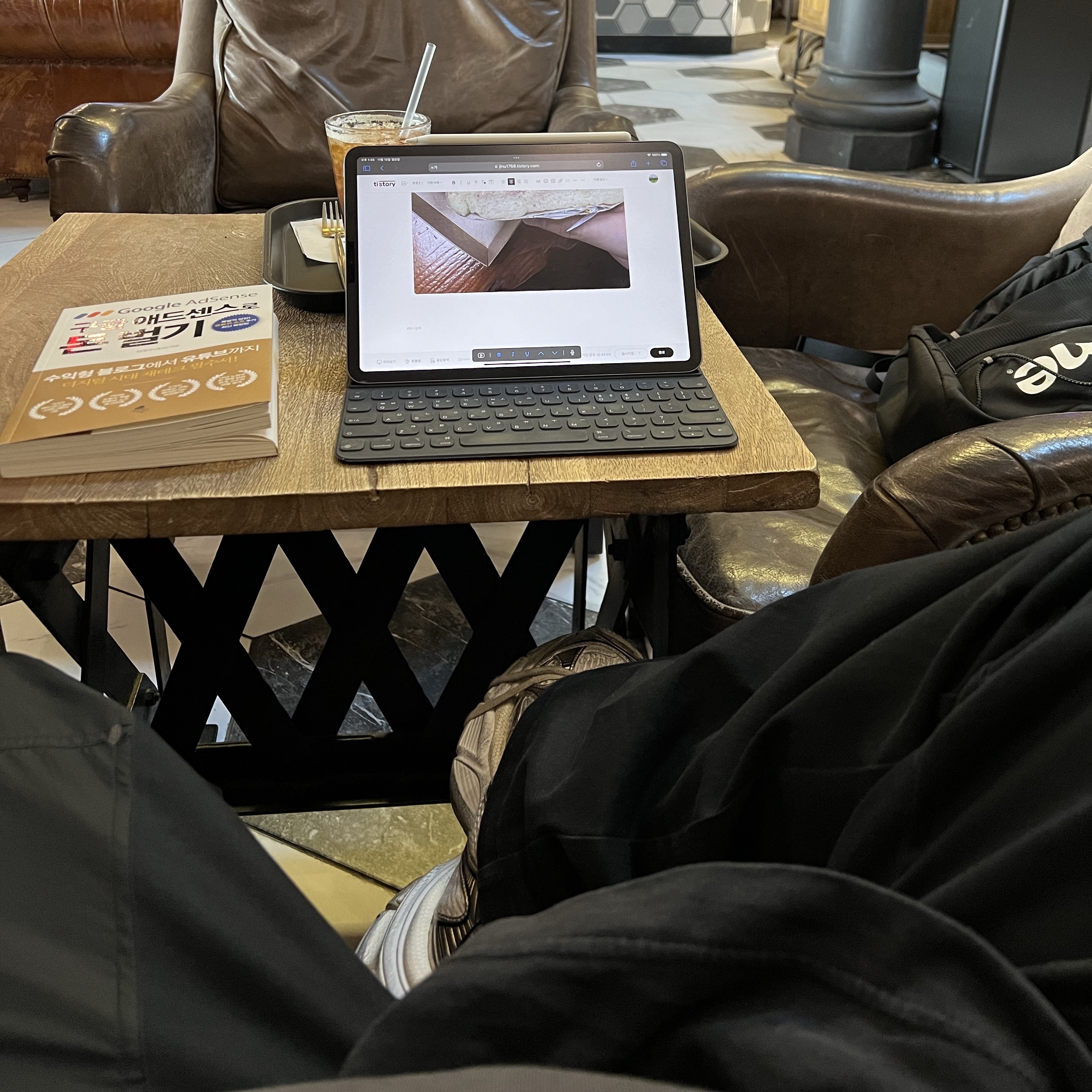Balenciaga 3XL Sneakers Beige, Nike x Off-White NRG Pants Black 착용 스타일