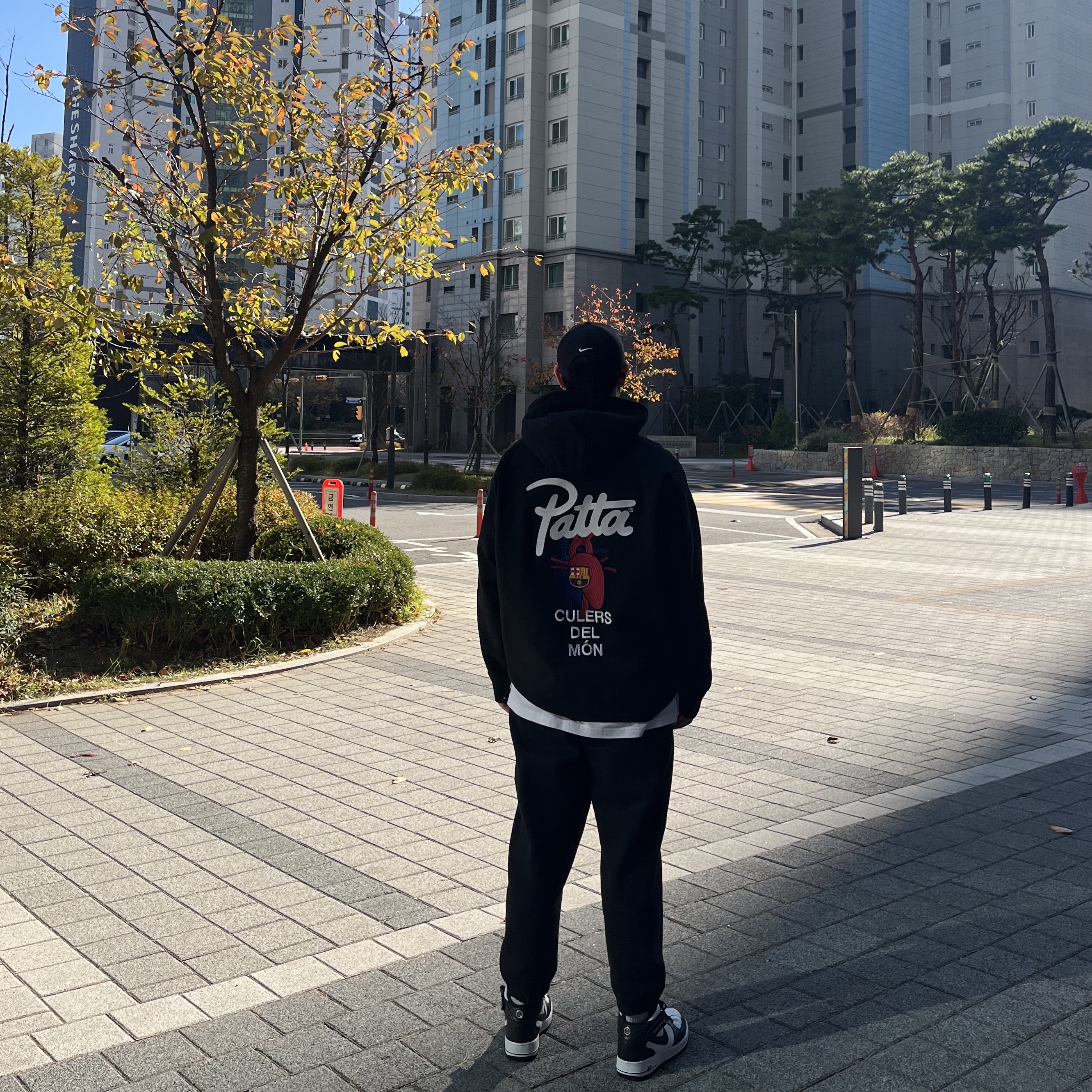 Nike x Patta x FC Barcelona Solo Swoosh Hoodie Culers del Món (FD4147-010), Nike x Stussy Air Force 1 '07 Mid SP Black and Light Bone 착용 스타일 - 1