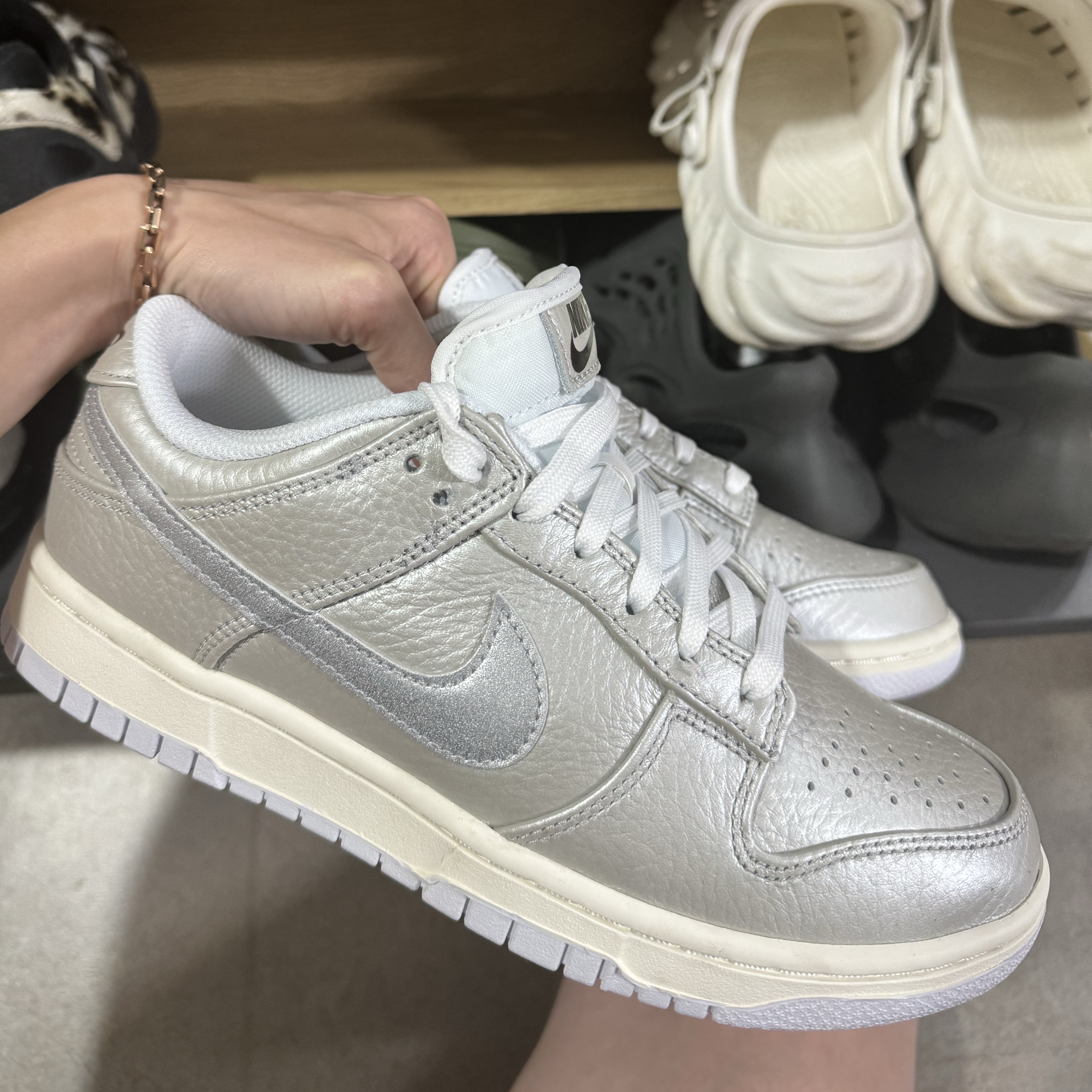 Nike Dunk Low SE Metallic Silver 착용 스타일